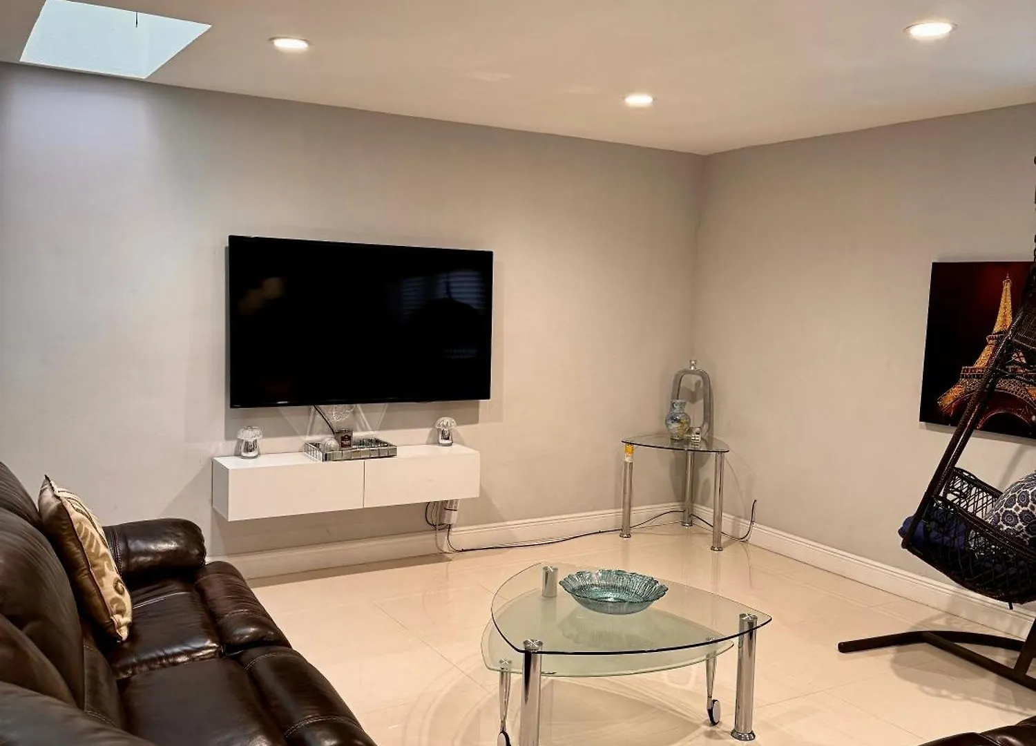 Modern Oversized 3 Bedroom In Location 度假居