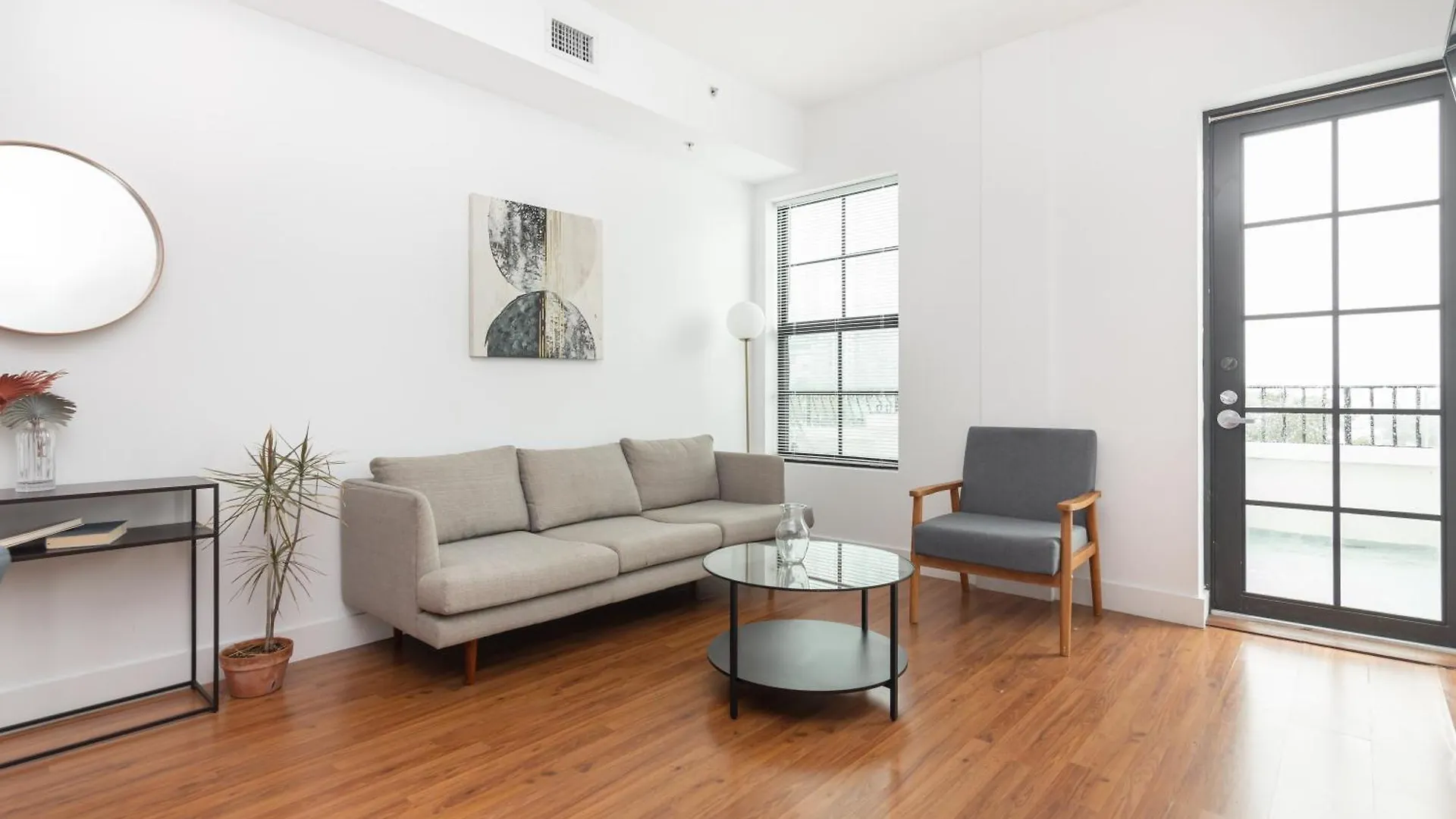 Downtown 2 Bedrooms *