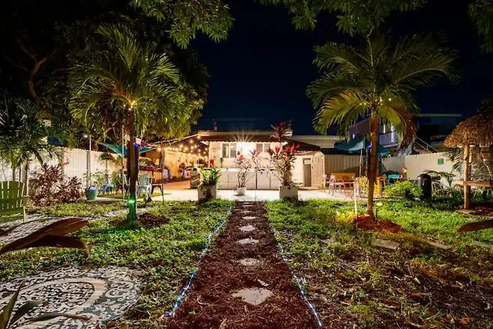 Stunning Little Havana Close To Airport, Calle Ocho, Brickell, Wynwood And The Beaches - Free Parking *