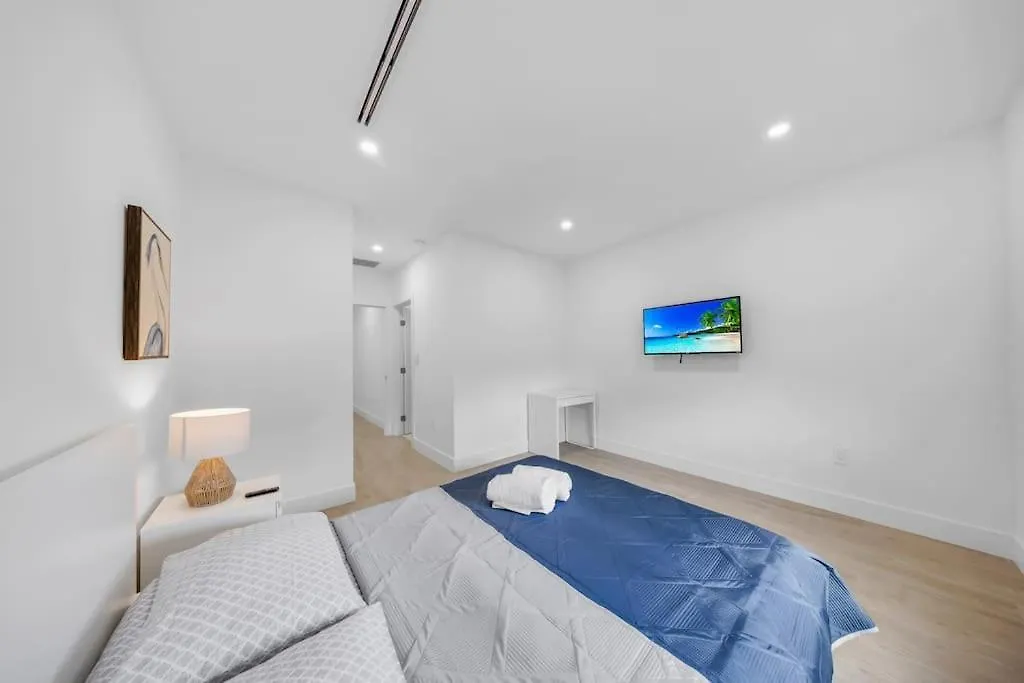 Up To 12 Guests! Modern Near Wynwood 29! * ميامي