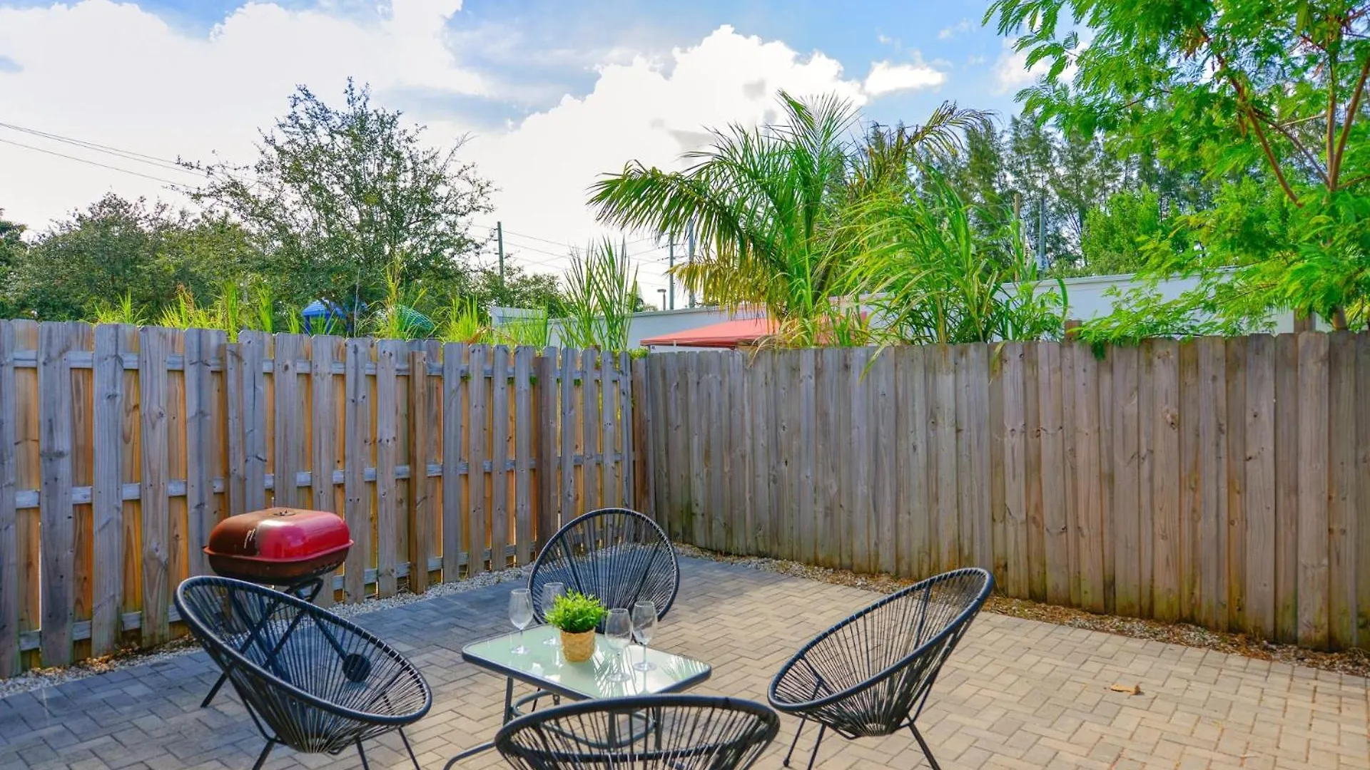 Spacious 3br Townhouse With Free Parking Included! Apartment