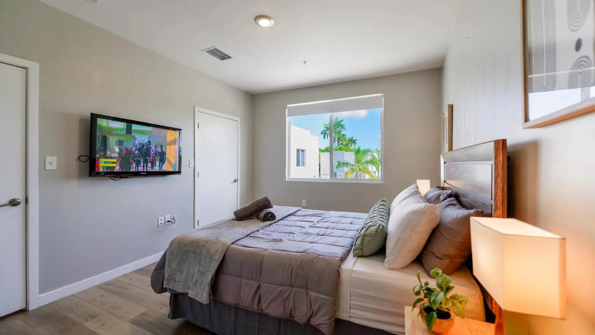 Spacious 3br Townhouse With Free Parking Included! Apartment *