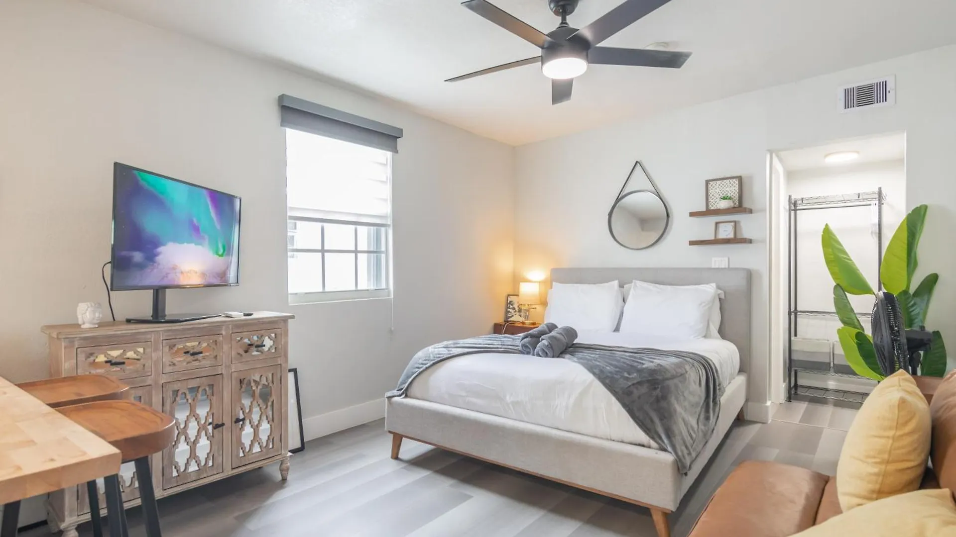 Charming In With Parking And Patio Apartment Miami