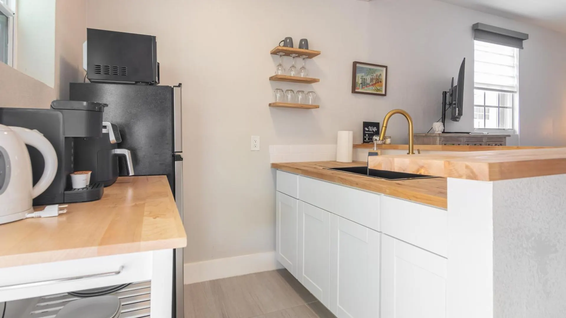 Charming In With Parking And Patio Miami