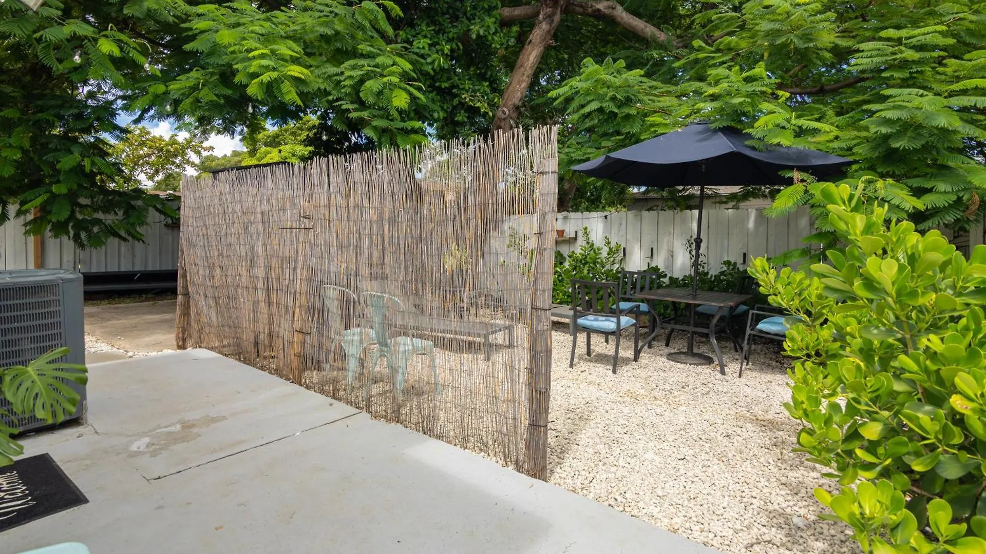 Charming In With Parking And Patio Apartment