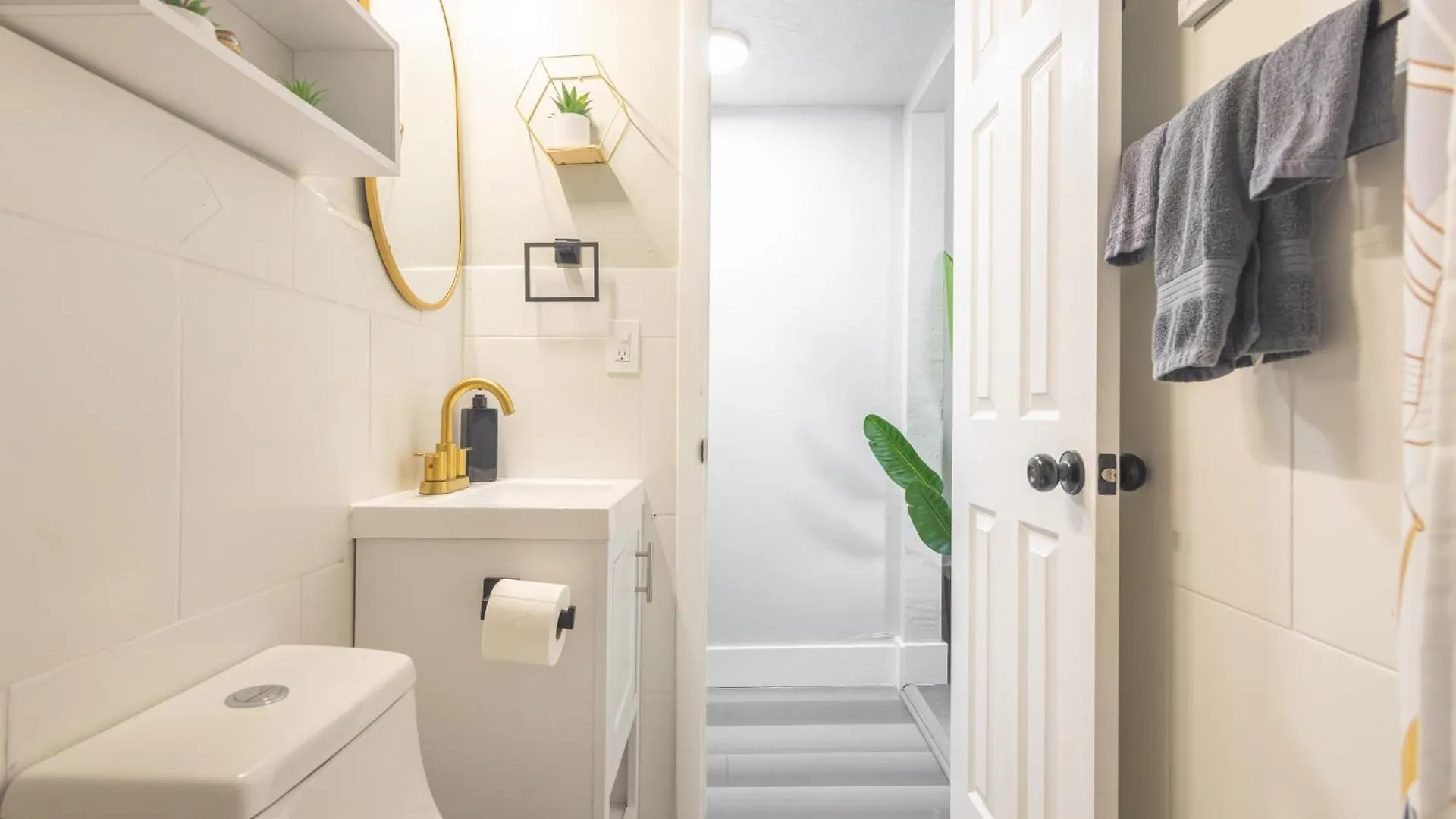 Charming In With Parking And Patio *
