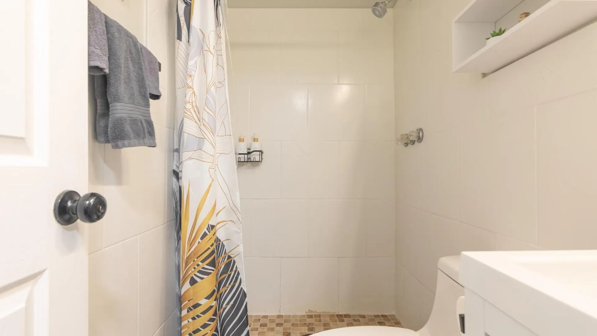 Charming In With Parking And Patio Miami
