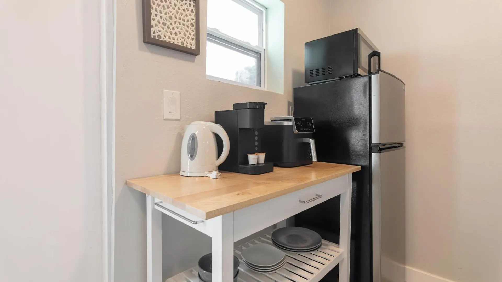 Charming In With Parking And Patio Apartment