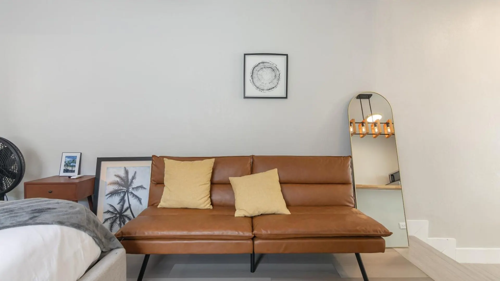 Charming In With Parking And Patio Apartment
