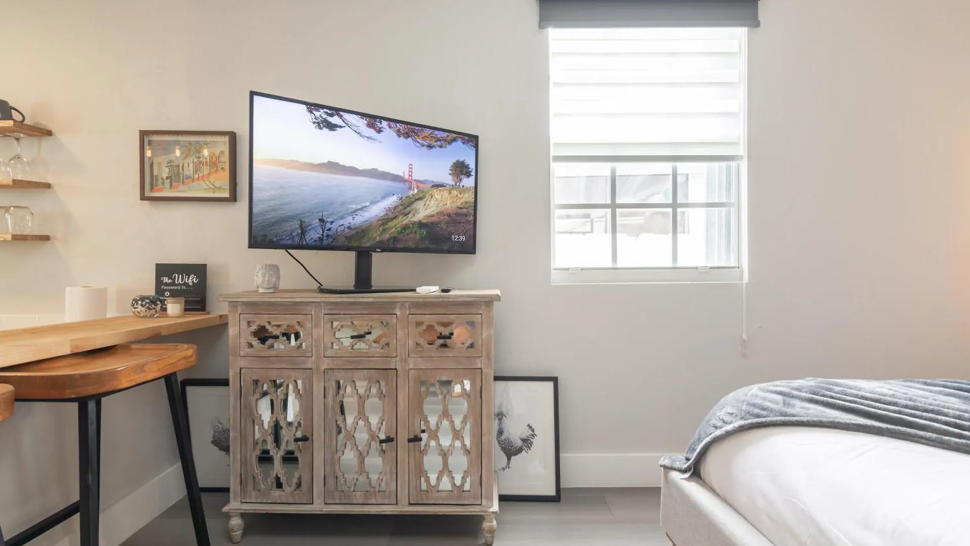 Charming In With Parking And Patio Apartment *