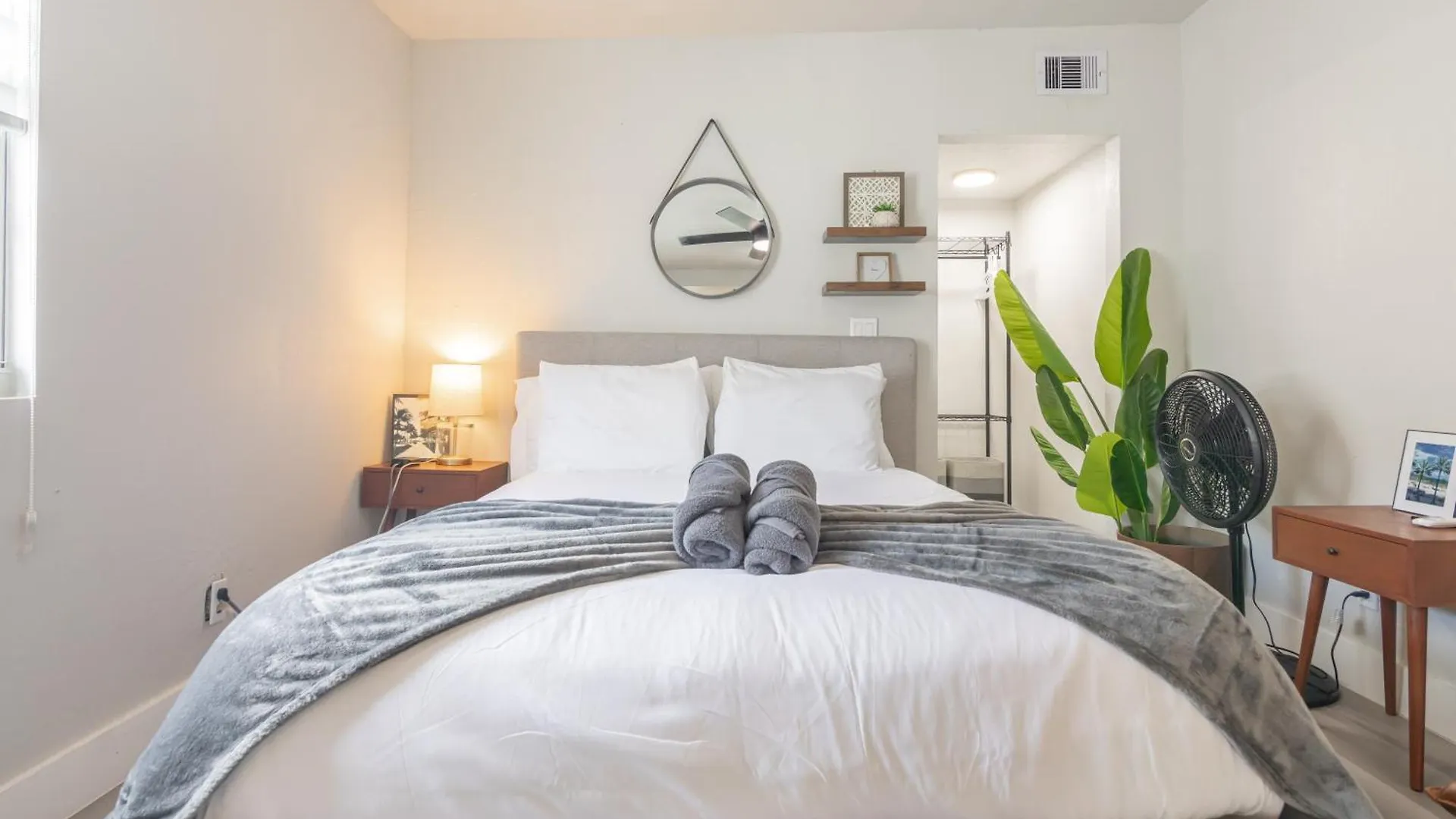 Charming In With Parking And Patio Miami