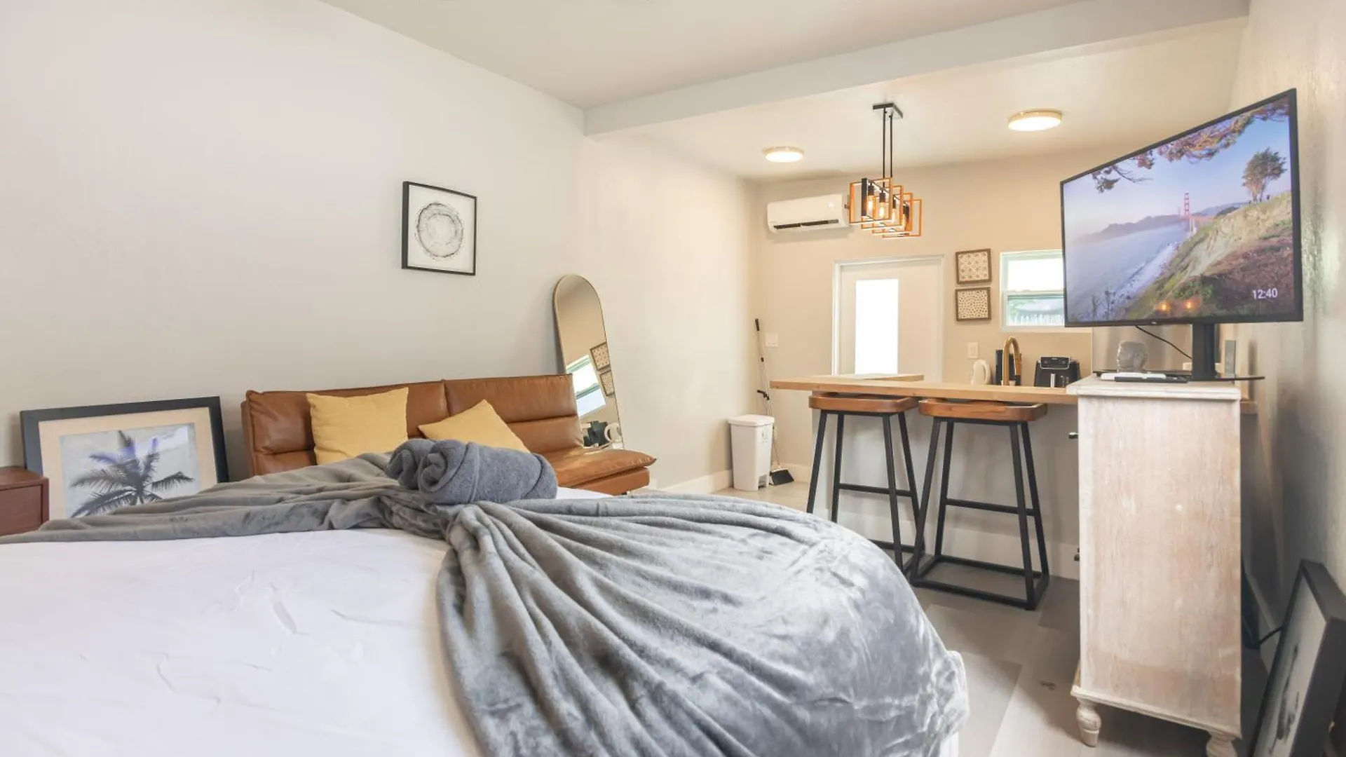 Charming In With Parking And Patio *