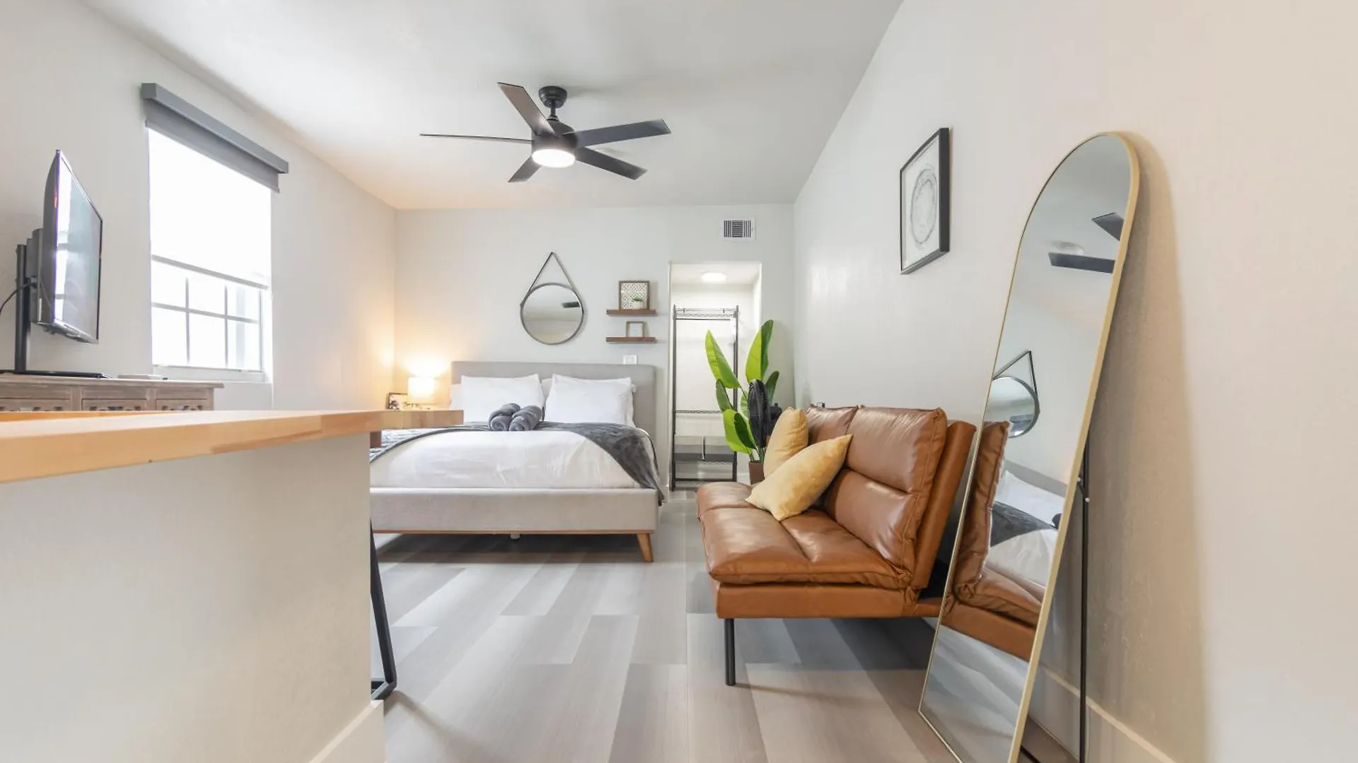 Charming In With Parking And Patio Apartment