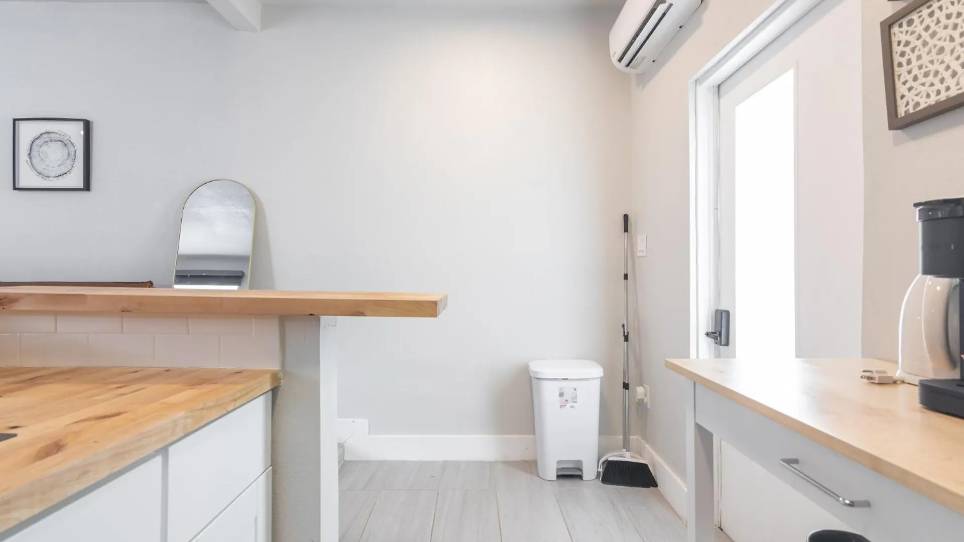 Charming In With Parking And Patio *