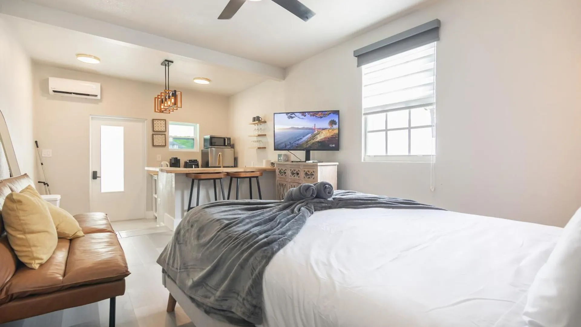 Charming In With Parking And Patio *