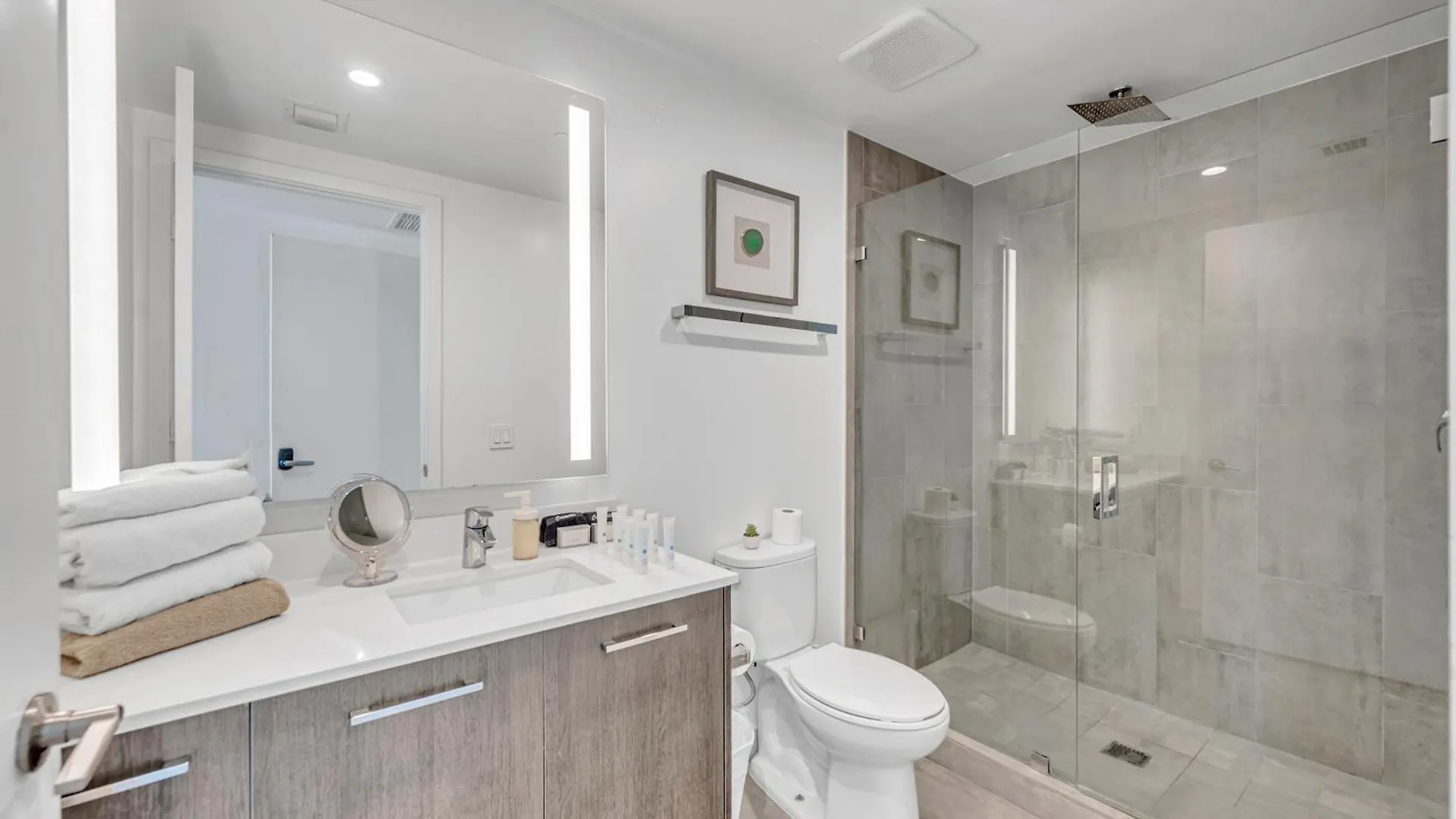 Great 3 Beds 3 Baths Downtown Apartment *
