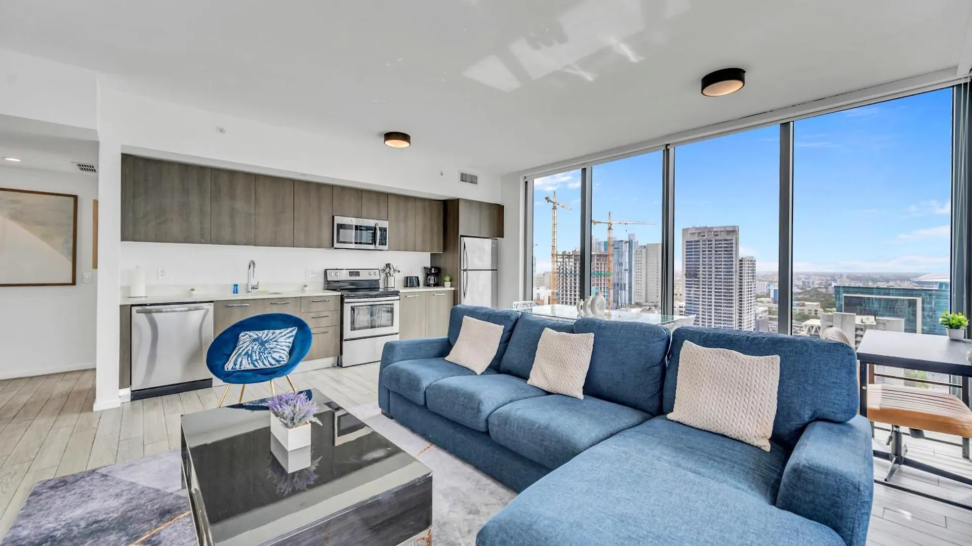 Great 3 Beds 3 Baths Downtown