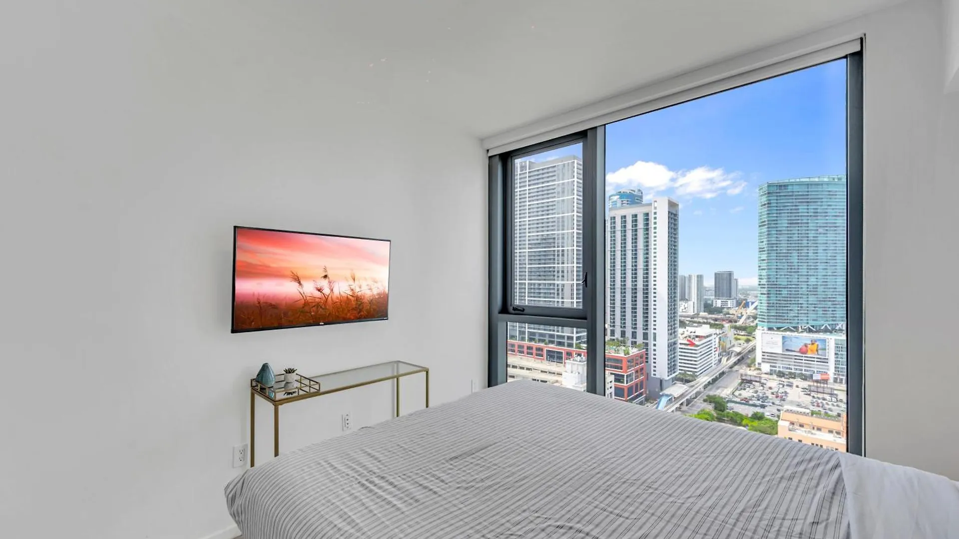 Great 3 Beds 3 Baths Downtown *