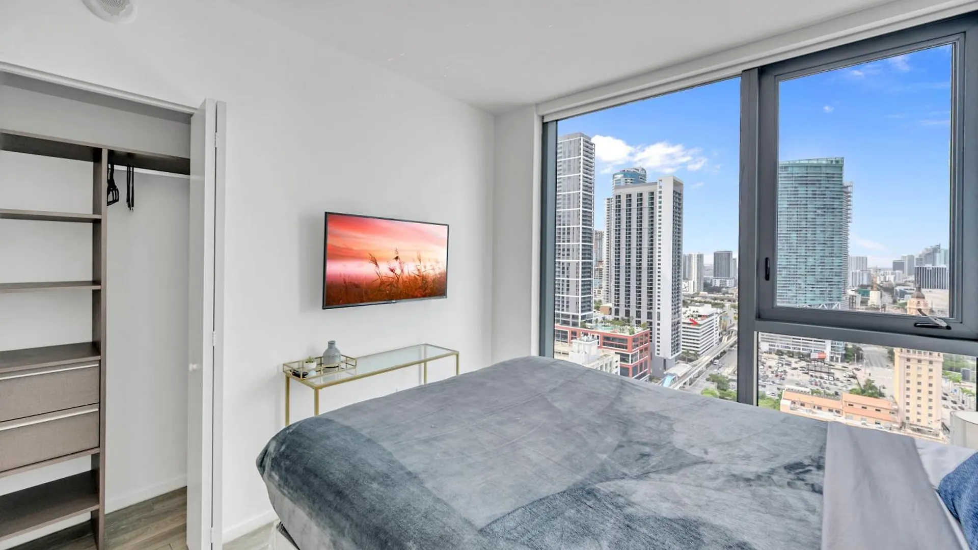 Great 3 Beds 3 Baths Downtown
