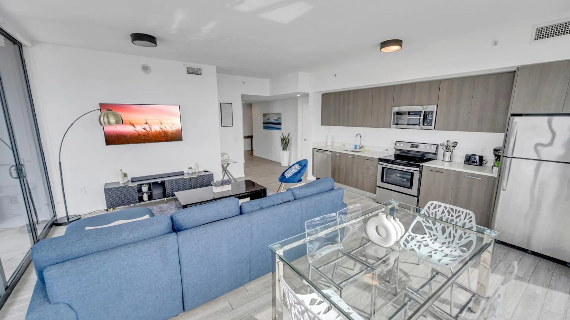 Great 3 Beds 3 Baths Downtown Apartment *