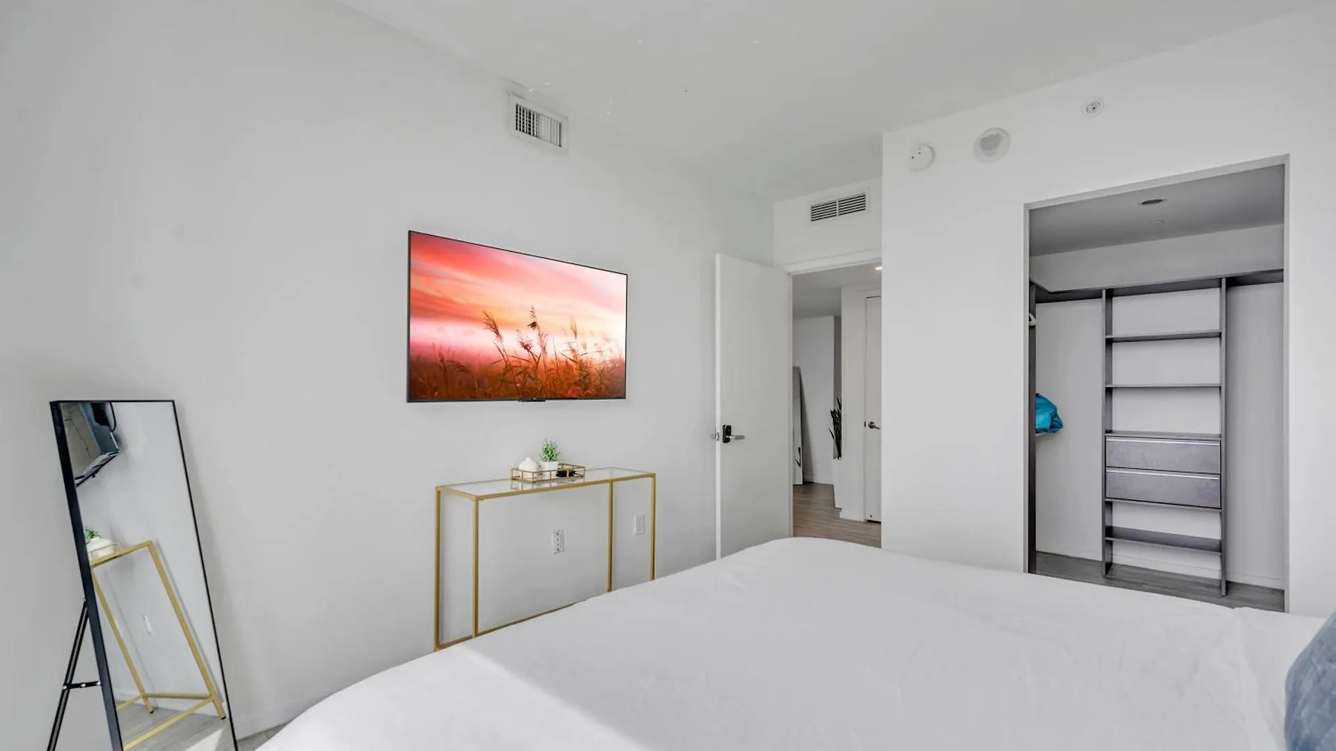 Great 3 Beds 3 Baths Downtown Apartment *