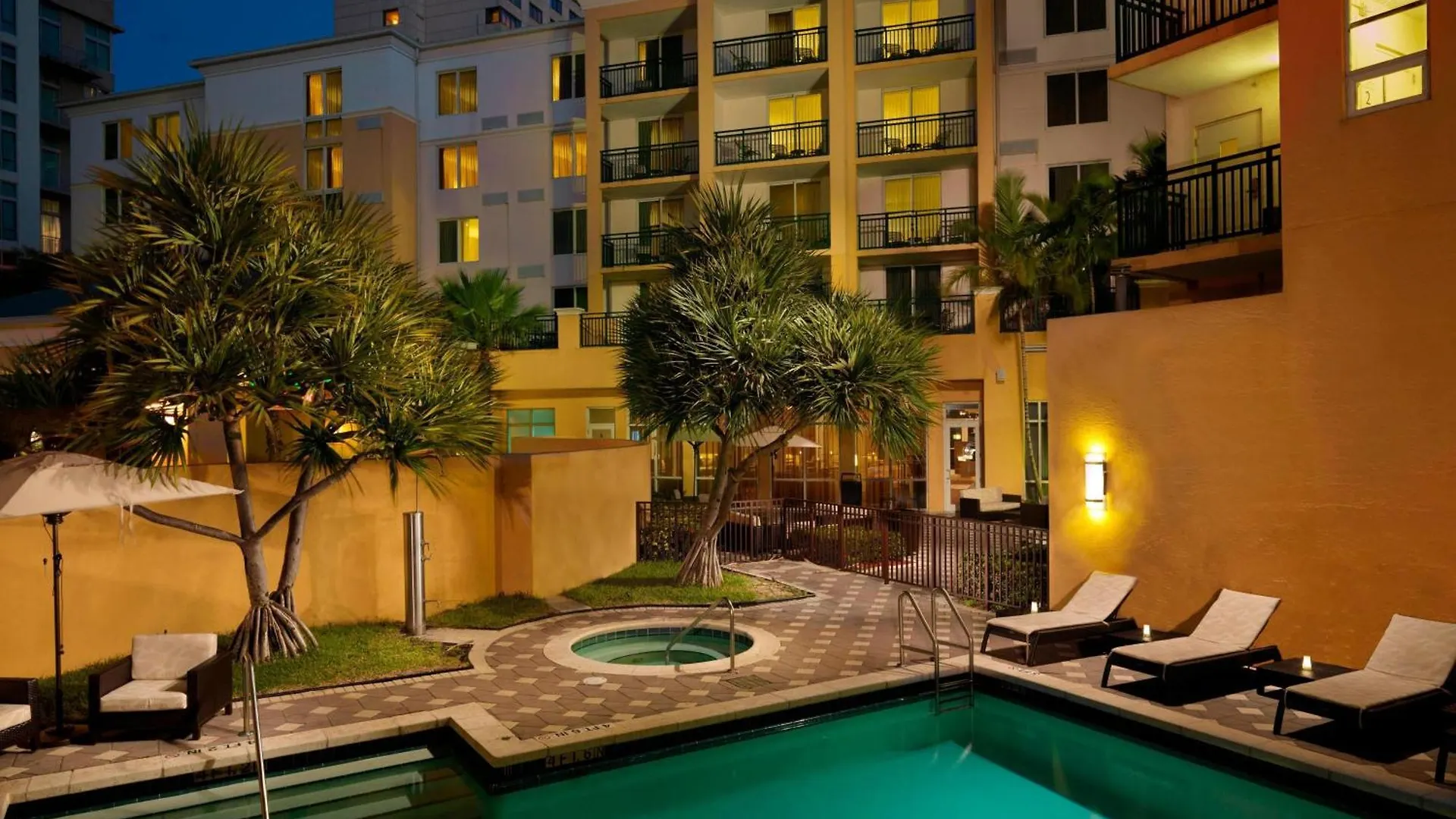 Courtyard Miami Dadeland 3*