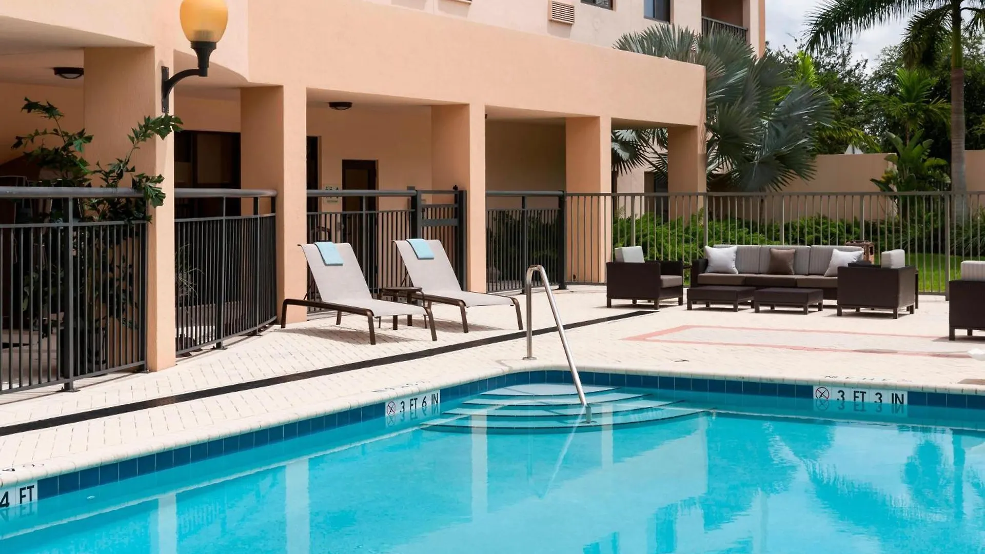 Hotel Courtyard By Marriott Miami At Dolphin Mall
