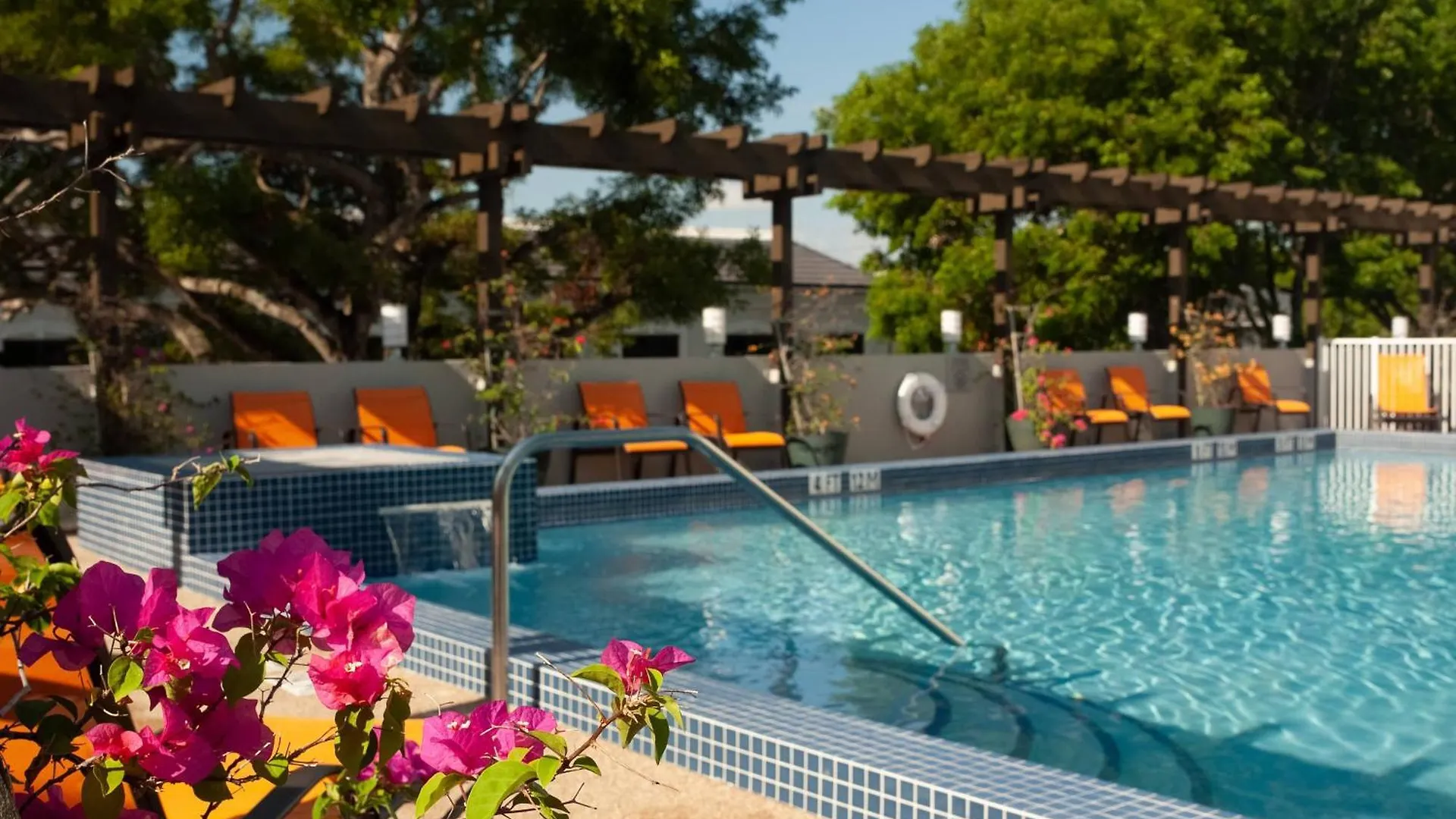 Courtyard Coral Gables 3*
