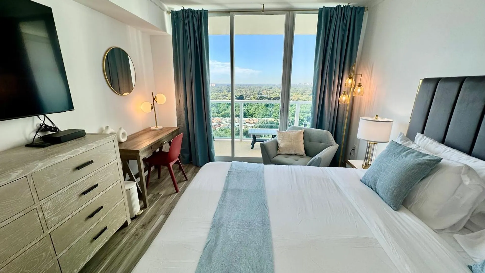 Balcony Ocean View ! Pool - Wifi - Gym - Parking *