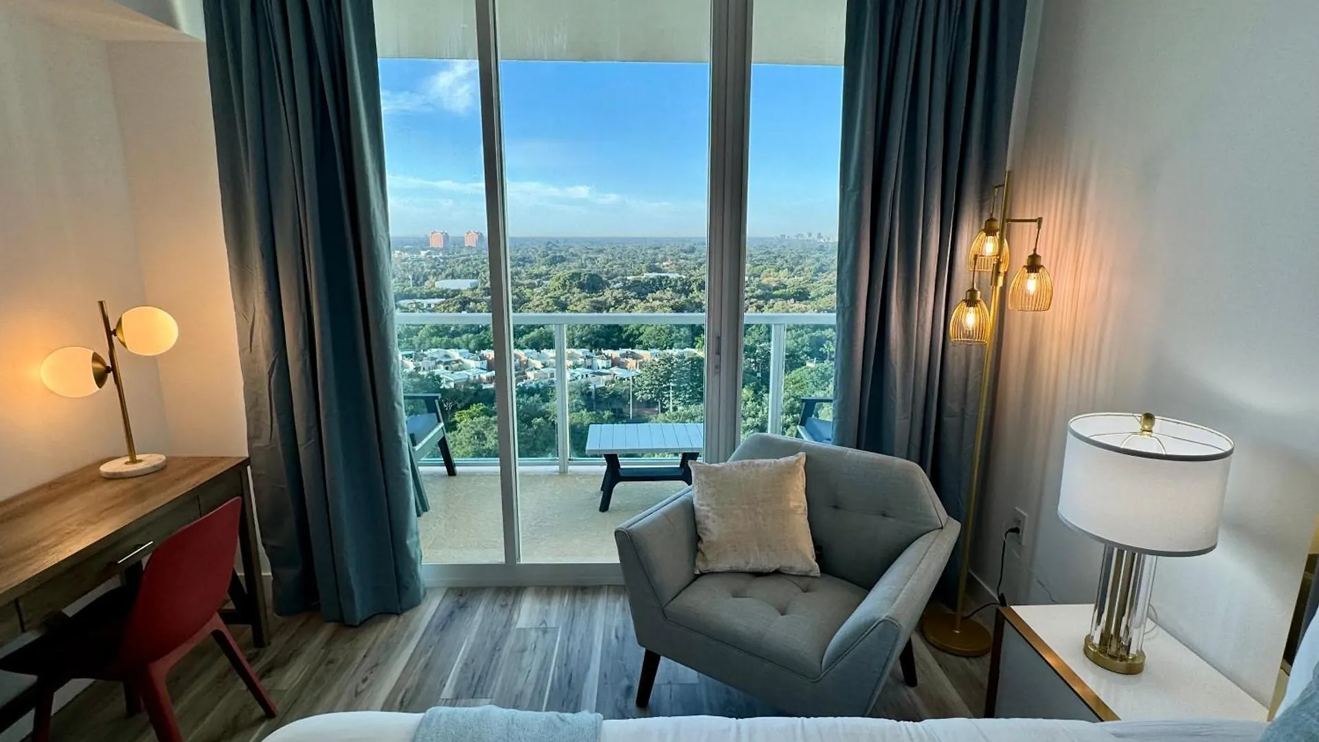 Balcony Ocean View ! Pool - Wifi - Gym - Parking Miami