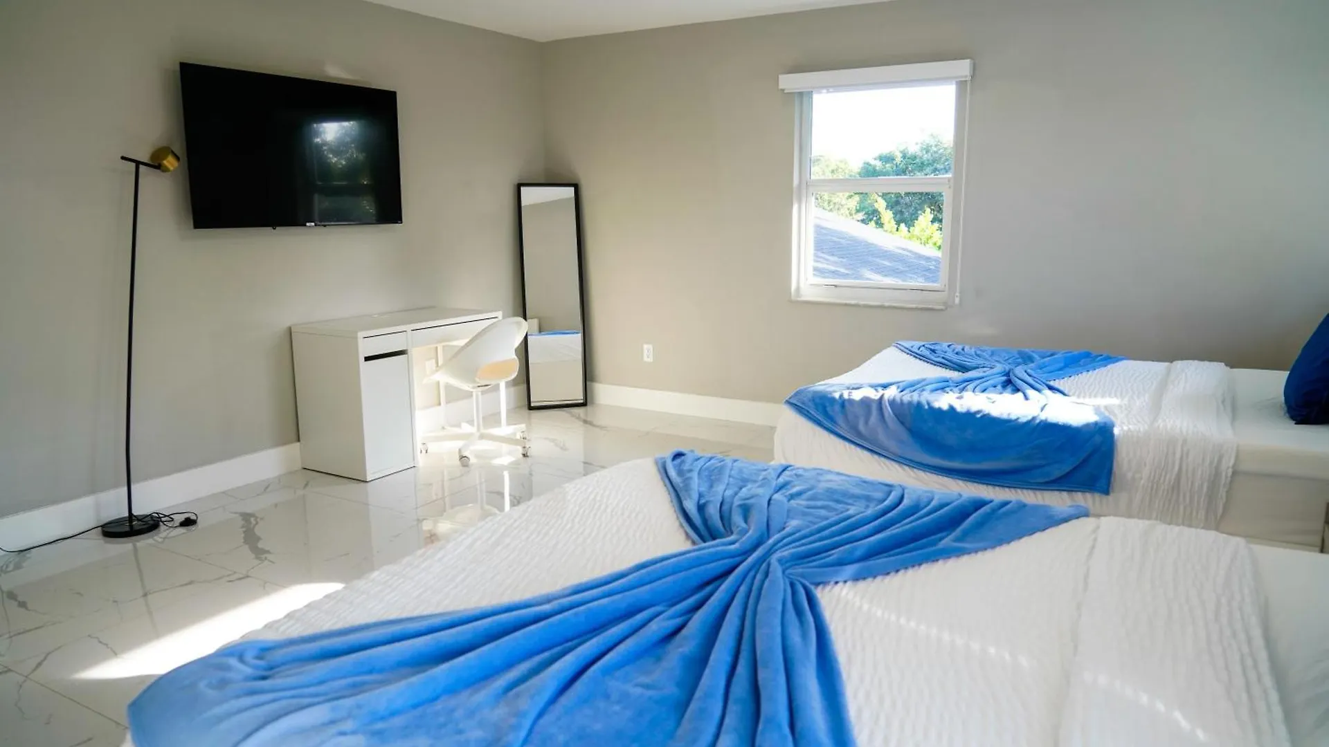 Grand Jacuzzi, Heated Pool, Games, Bb Court L20 *