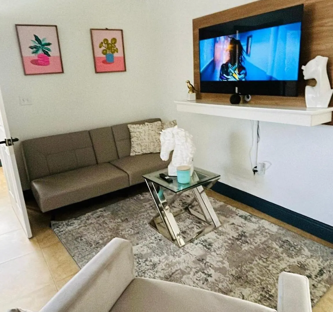 Stylish Escape By International Airport Apartment *
