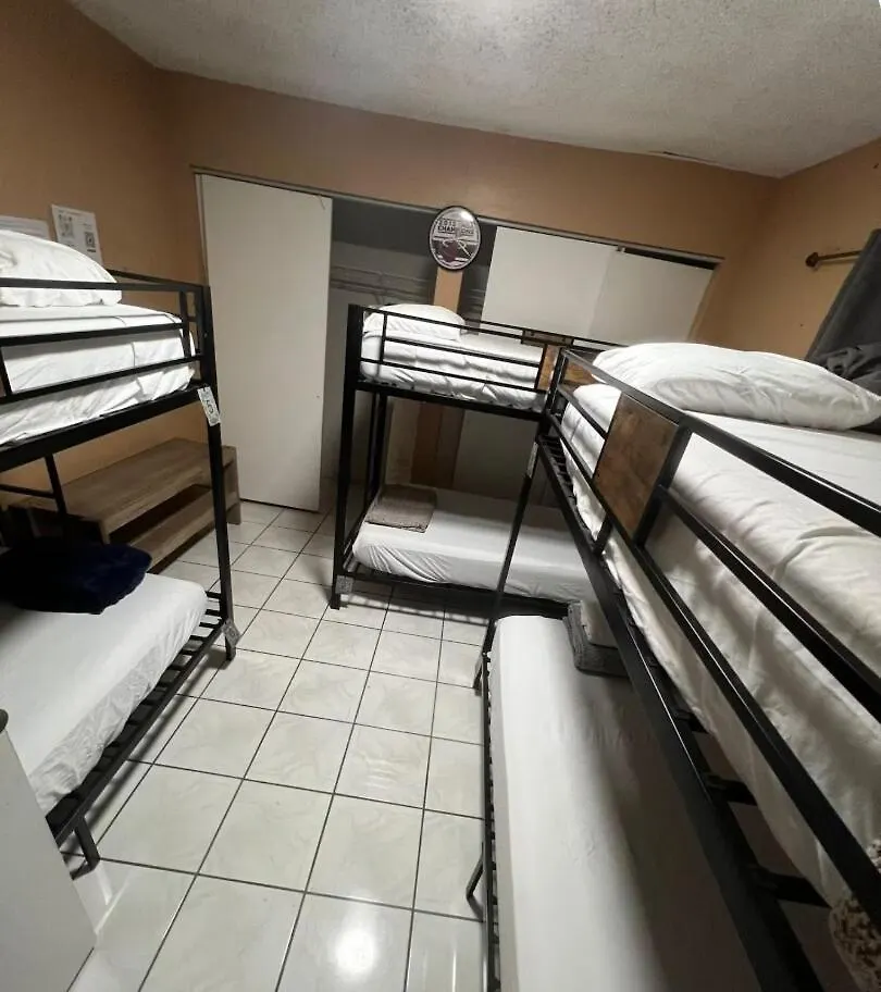 Tropical Oasis Shared Male B5 Apartment Miami