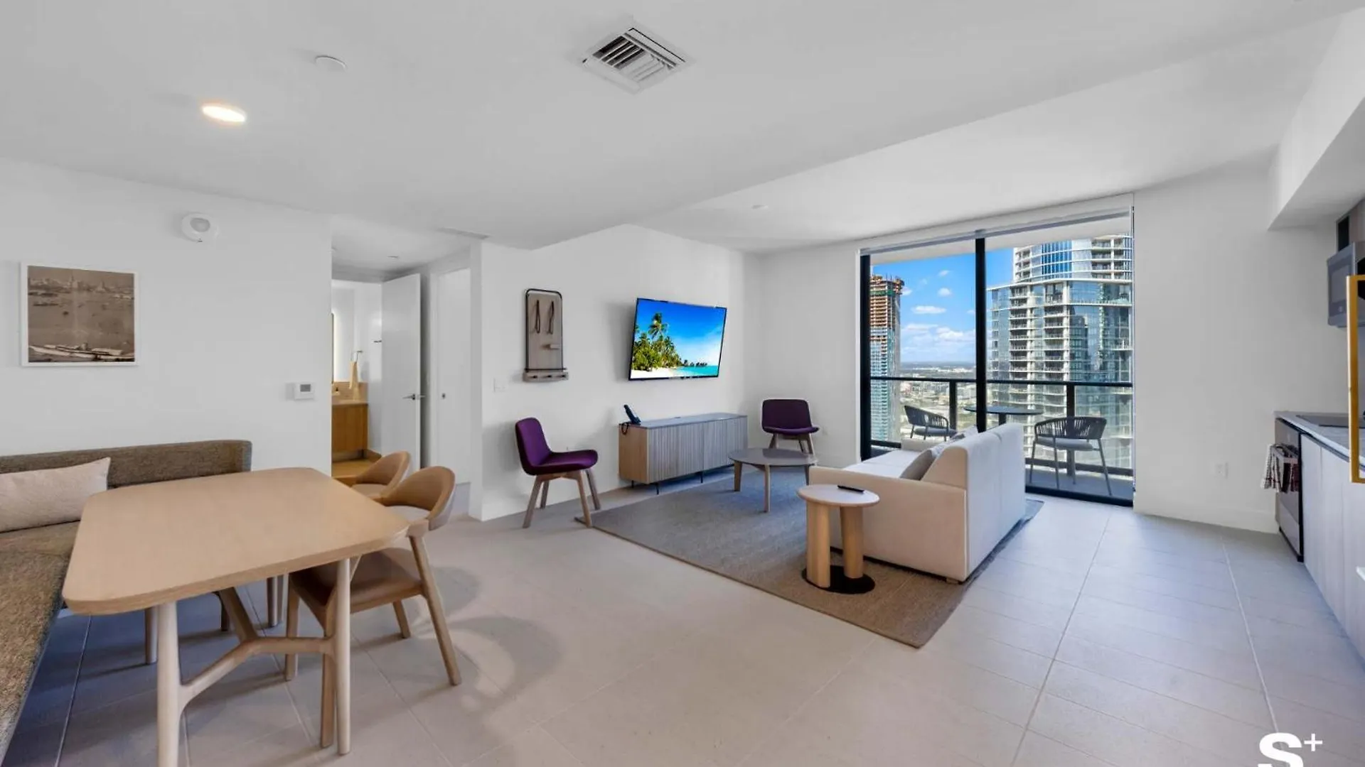 Contemporary Getaway With Skyline & Bay Views Holiday home