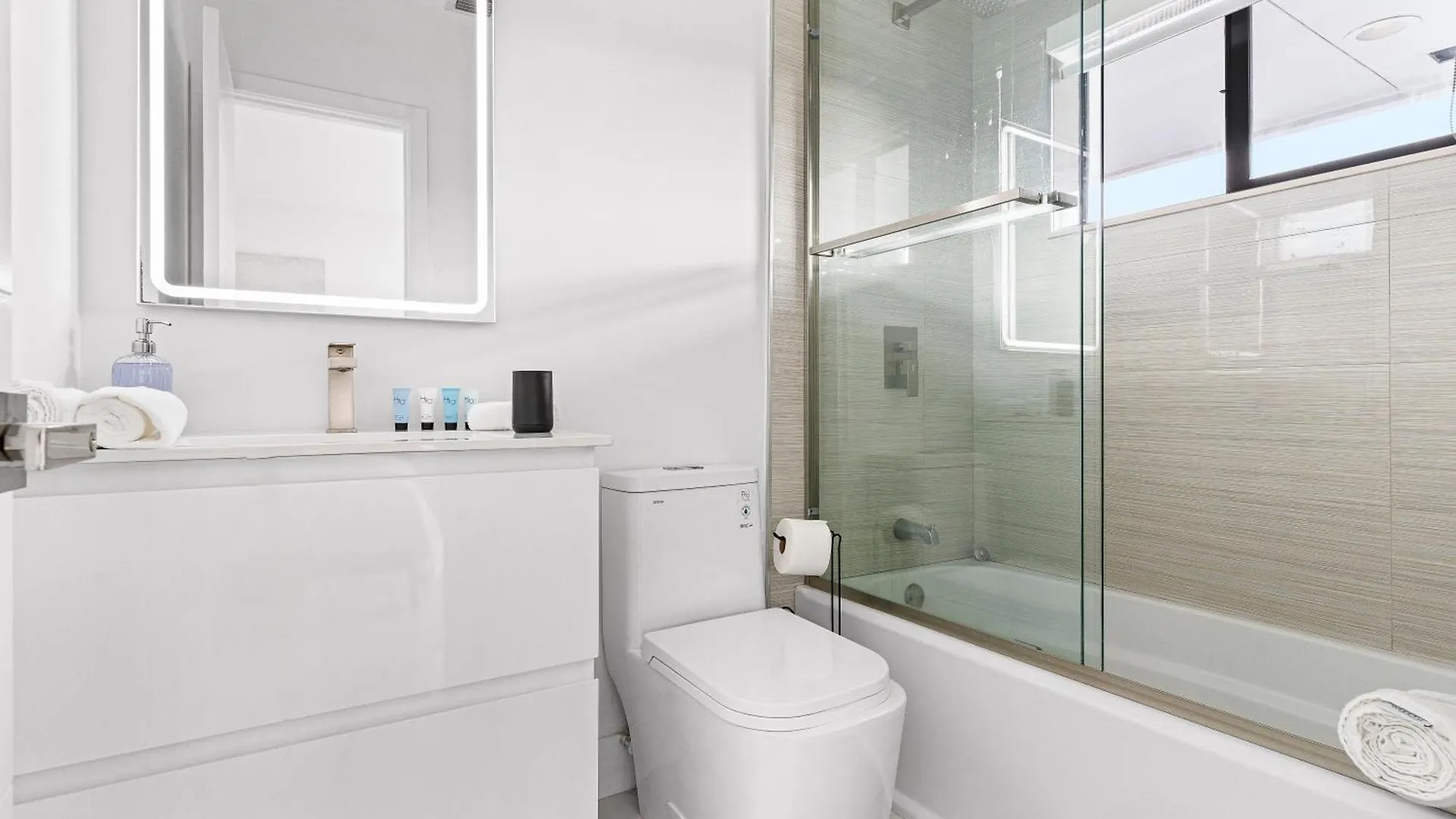 Summer Swim Sale! 4 Bedroom - Private Pool, Grill, Soaking Tub, Near Coral Gables & Mia Airport