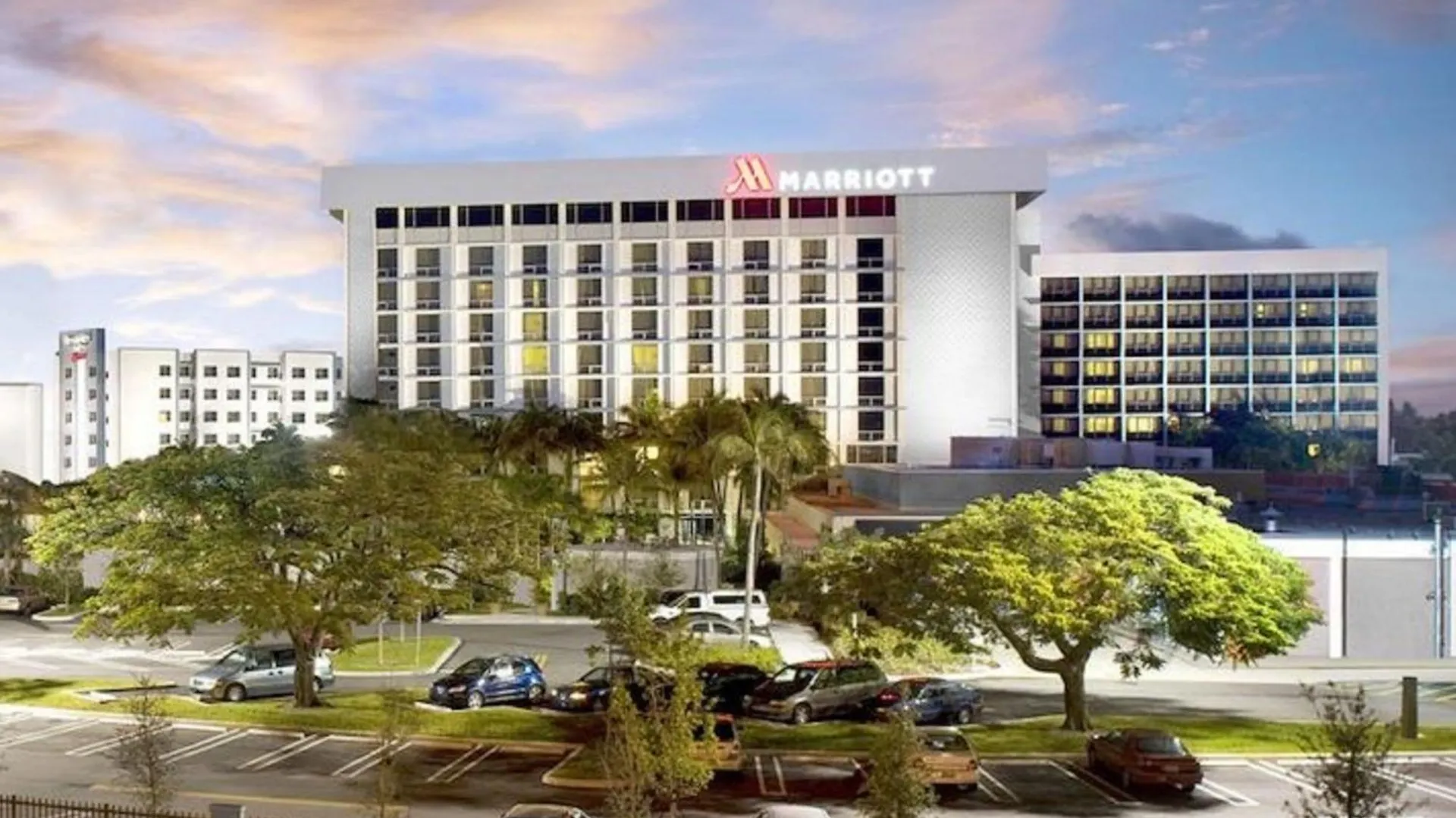 Courtyard By Marriott Airport