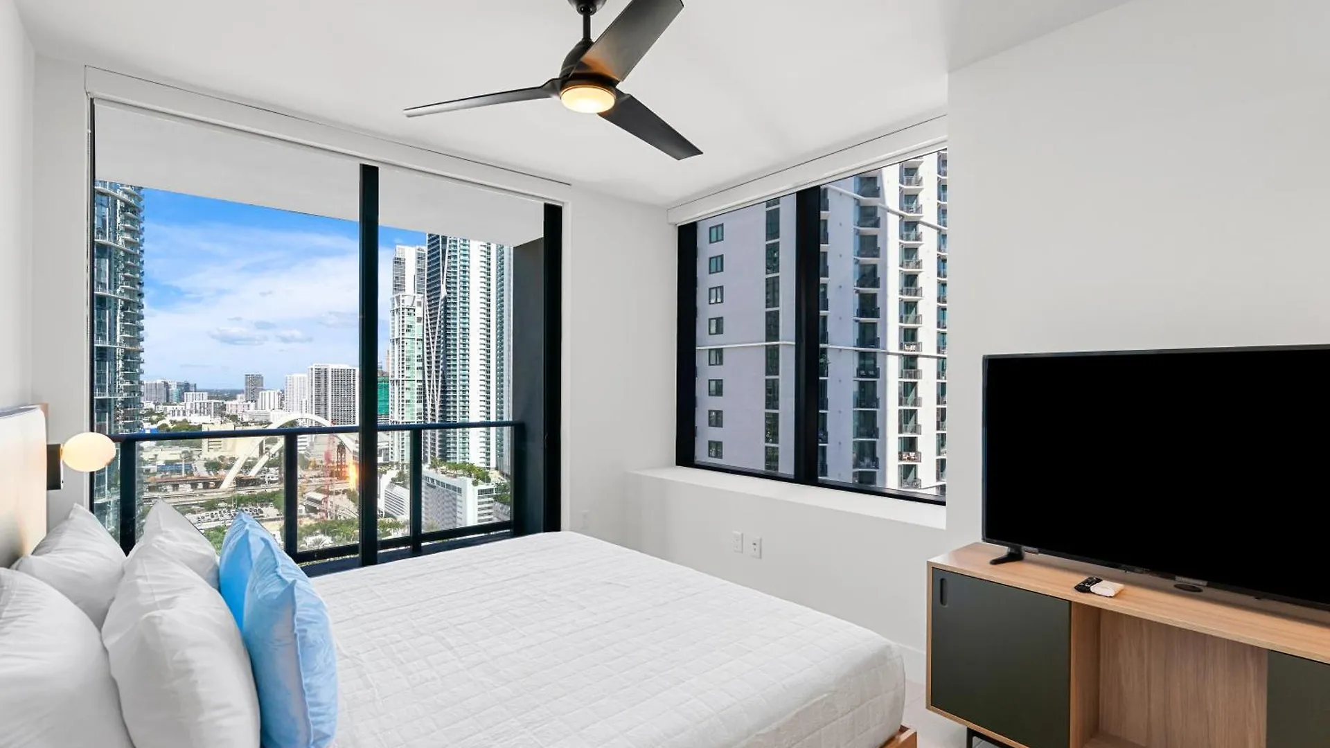 New 26th Floor Amazing View 2br-2ba * Miami