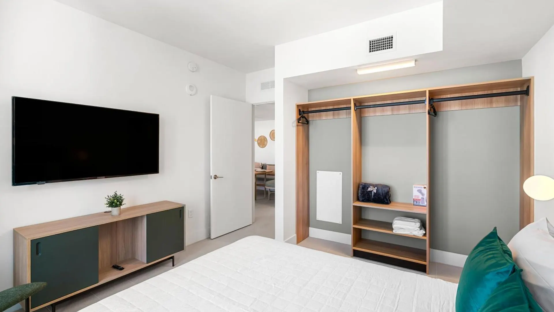 New 26th Floor Amazing View 2br-2ba * Miami