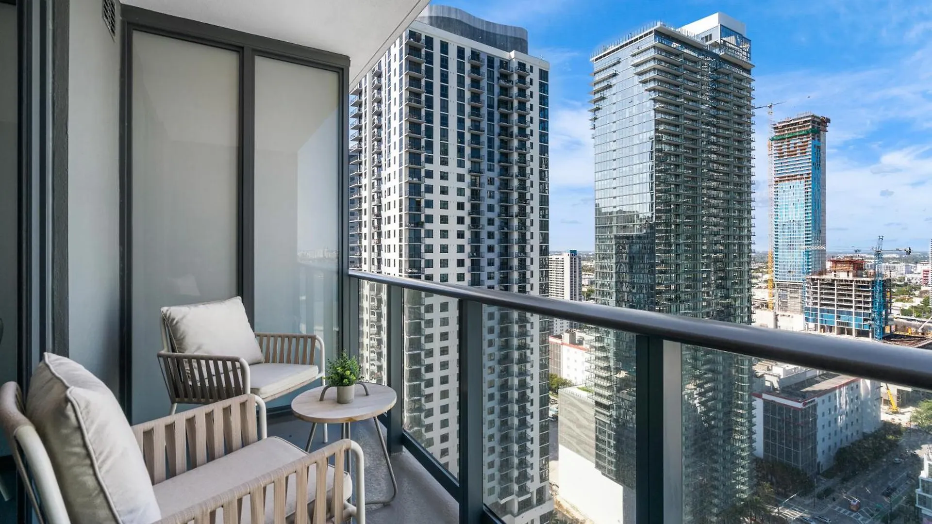 Apartment New 26th Floor Amazing View 2br-2ba *