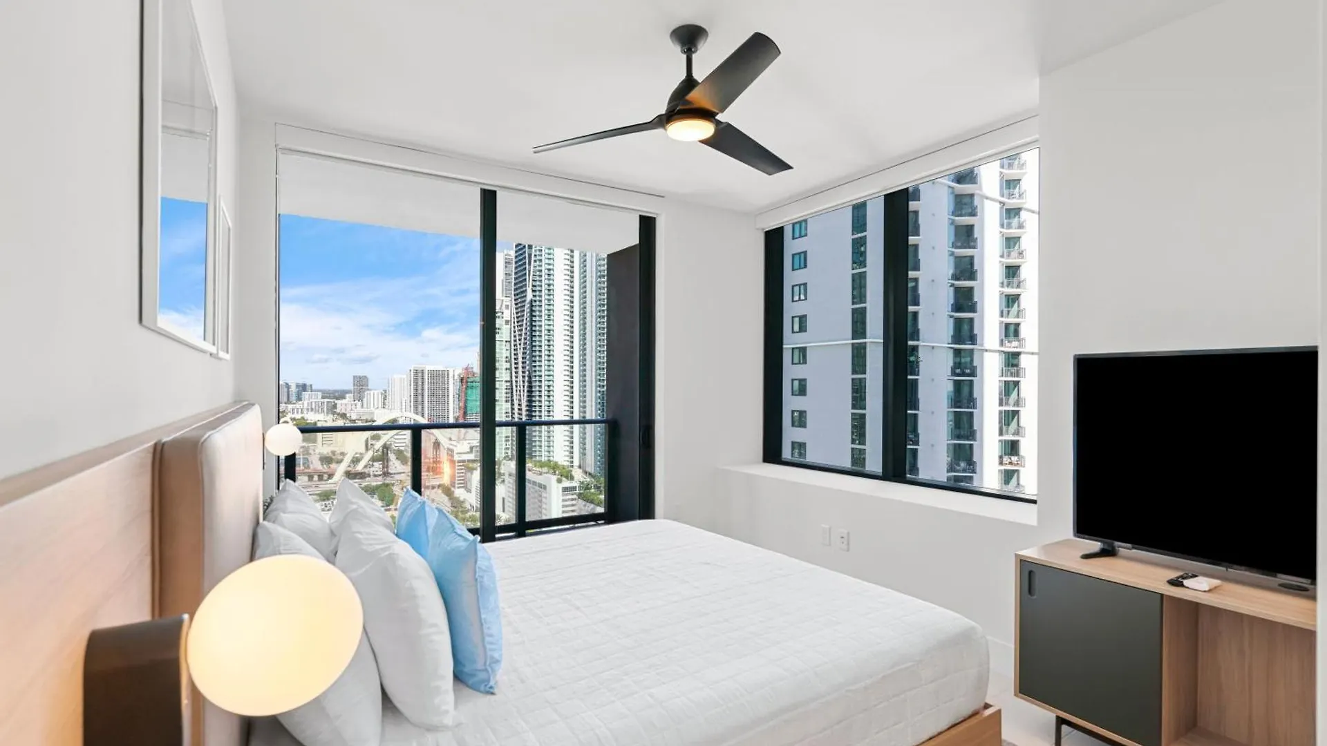 New 26th Floor Amazing View 2br-2ba Apartment