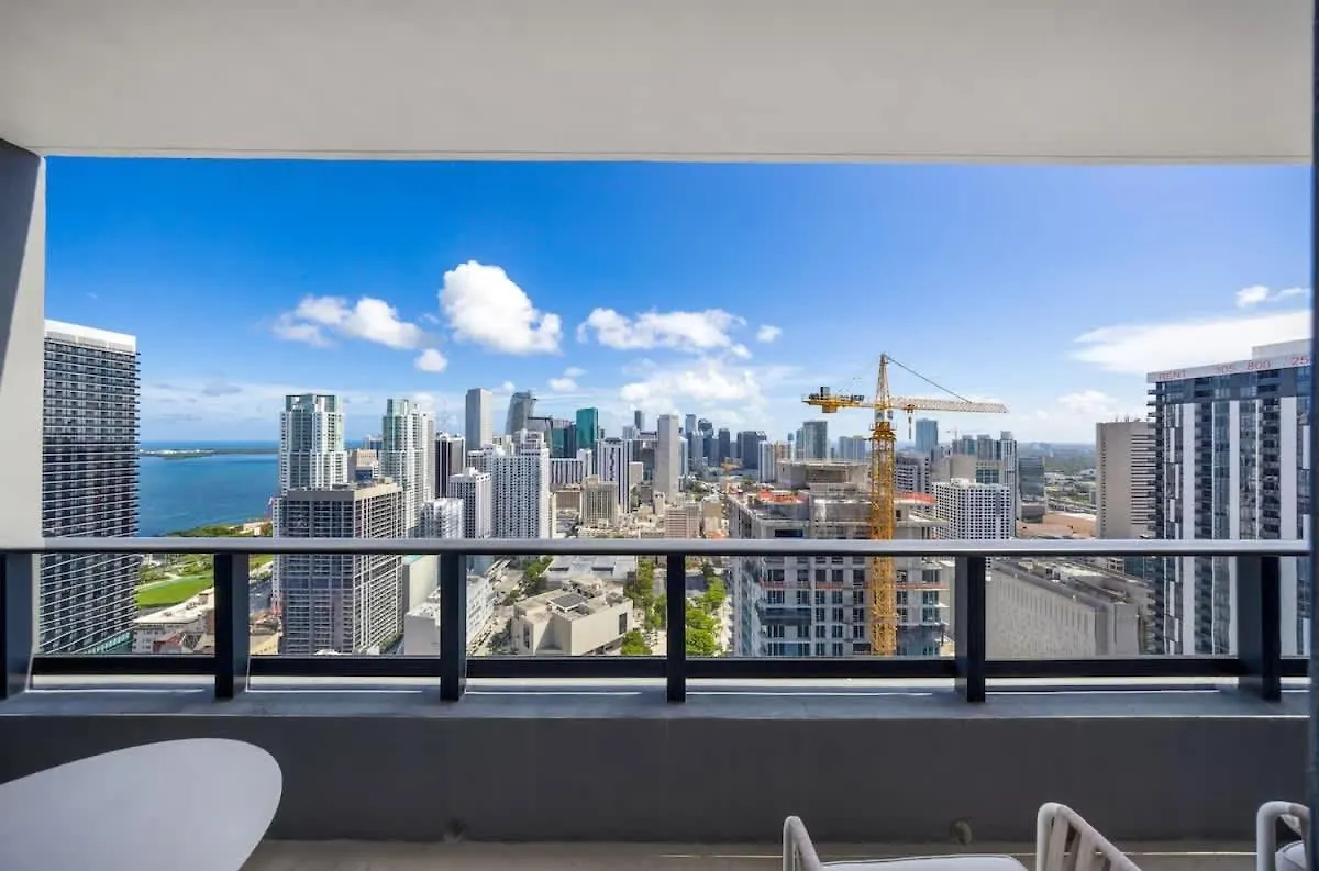 Upscale 3br Escape With Downtown & Water Views 아파트 *