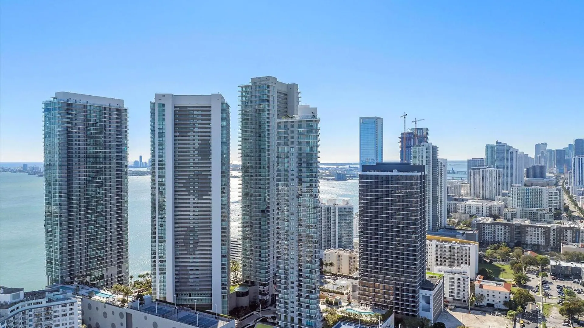 Posh Ocean View Penthouse - Heated Pool, Gym, Office! 10mins Miami