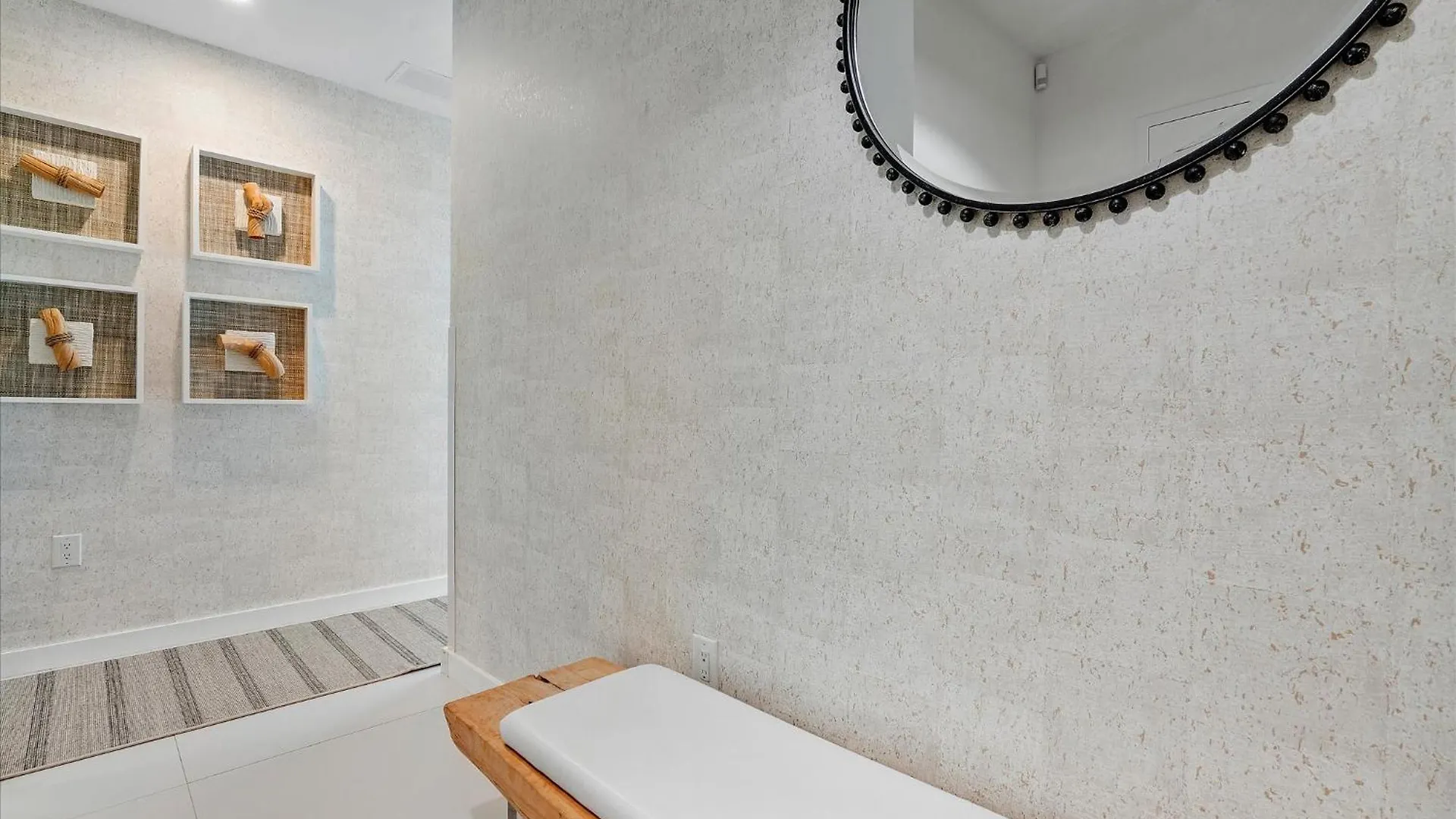 Apartment Posh Ocean View Penthouse - Heated Pool, Gym, Office! 10mins
