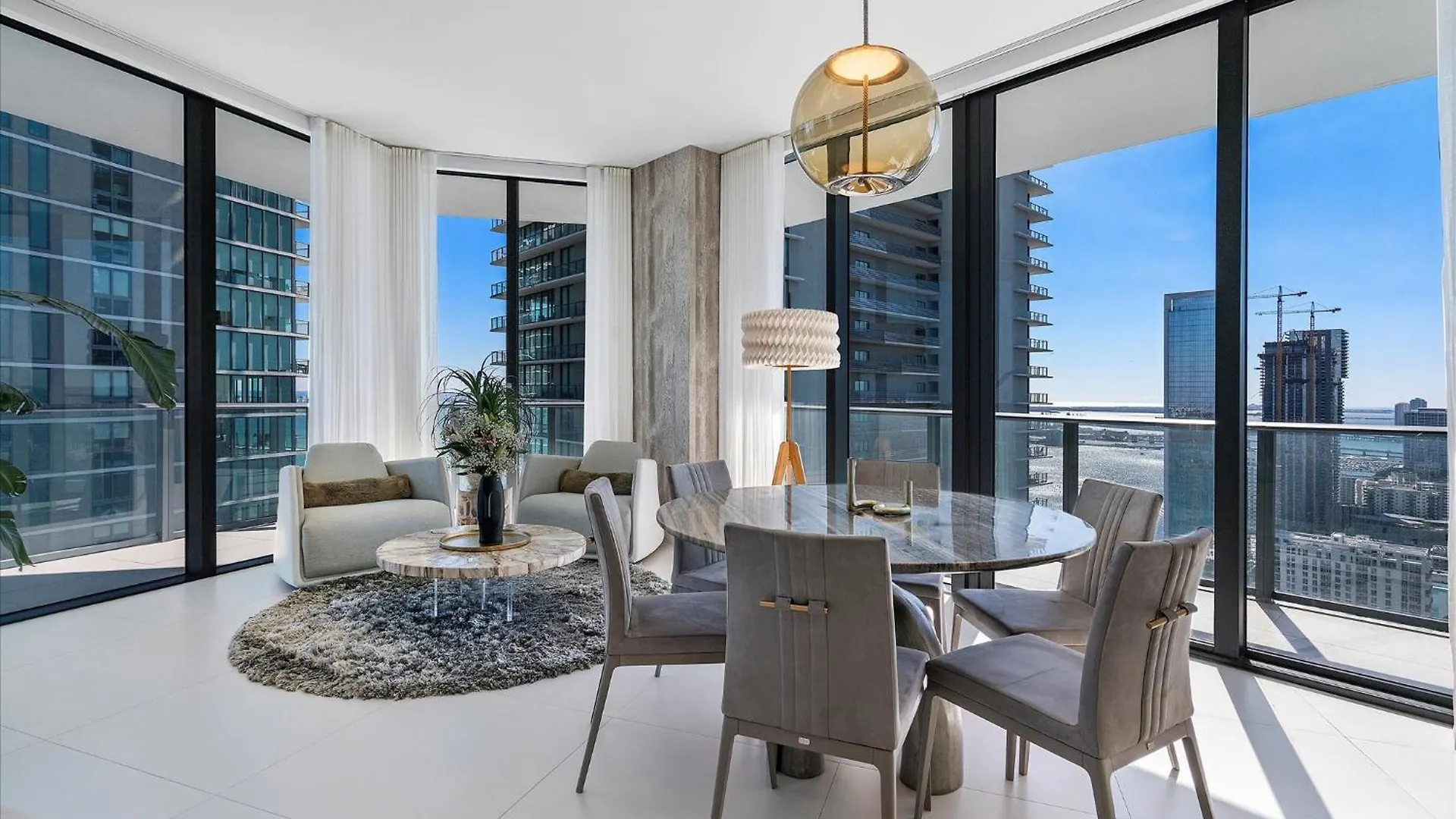 Apartment Posh Ocean View Penthouse - Heated Pool, Gym, Office! 10mins Miami