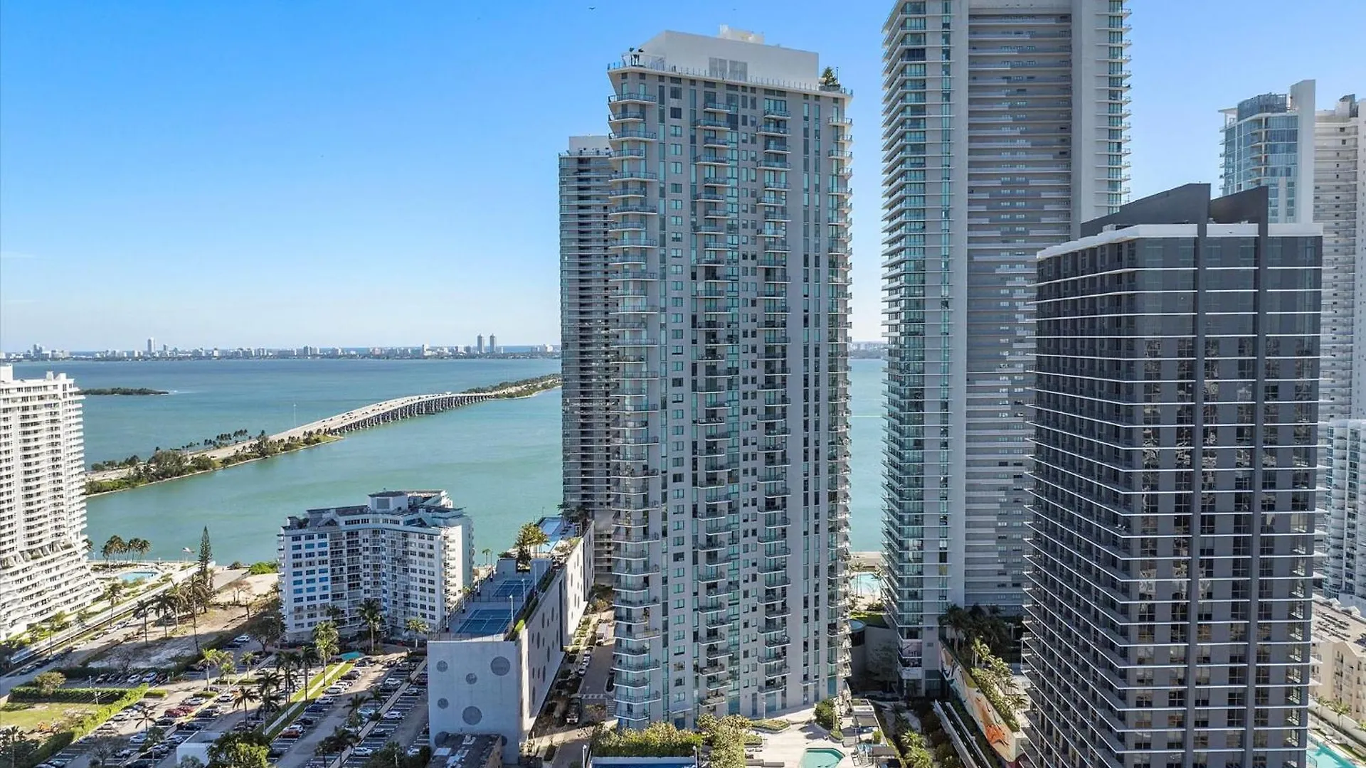 Posh Ocean View Penthouse - Heated Pool, Gym, Office! 10mins * Miami