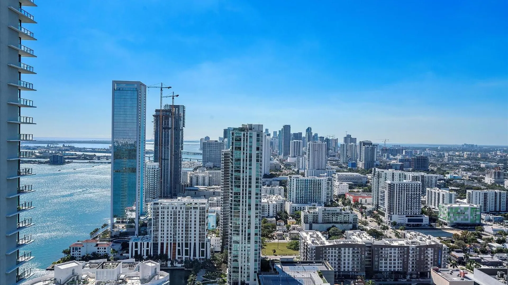 Posh Ocean View Penthouse - Heated Pool, Gym, Office! 10mins Apartment