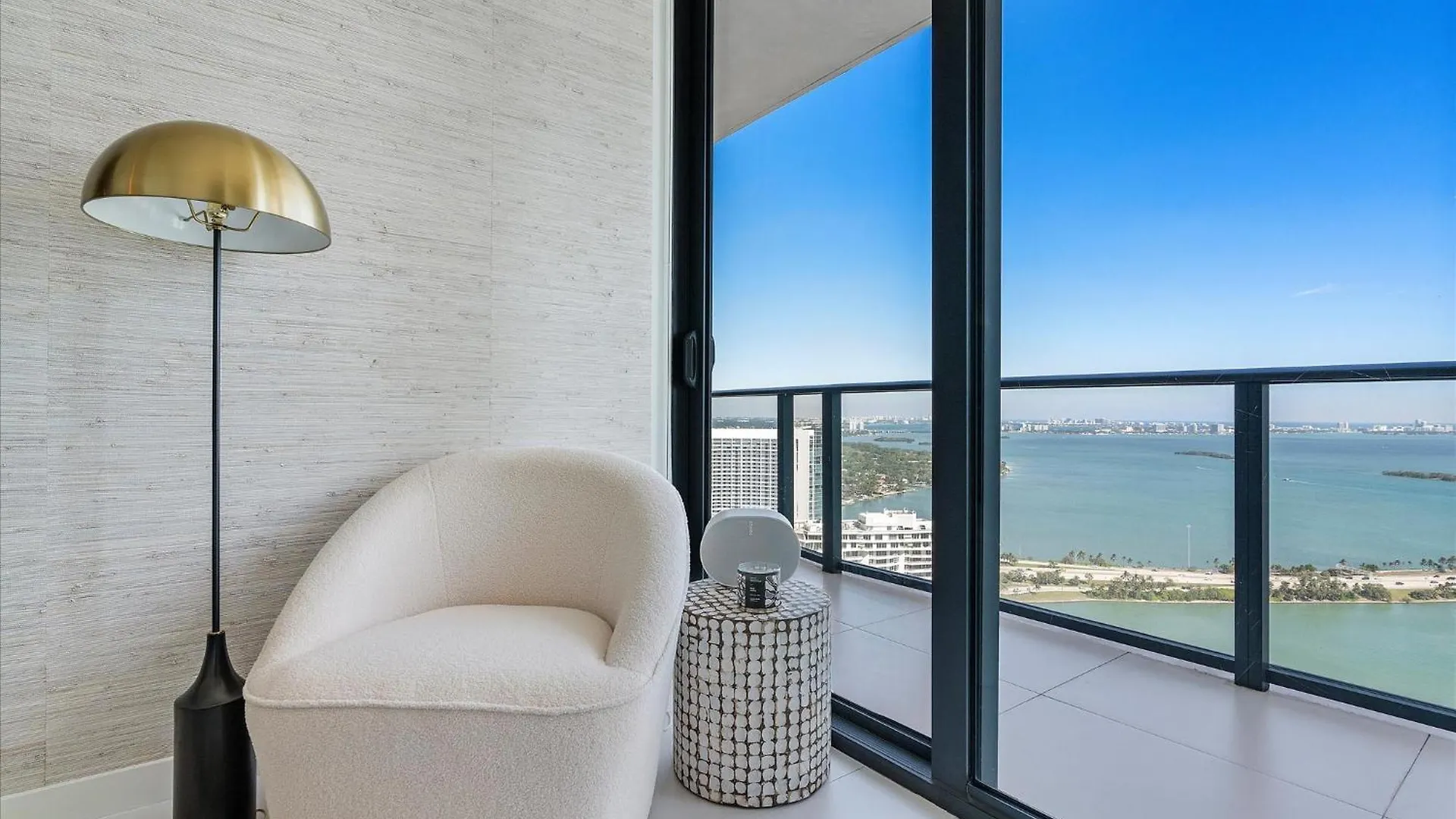 Posh Ocean View Penthouse - Heated Pool, Gym, Office! 10mins Apartment Miami