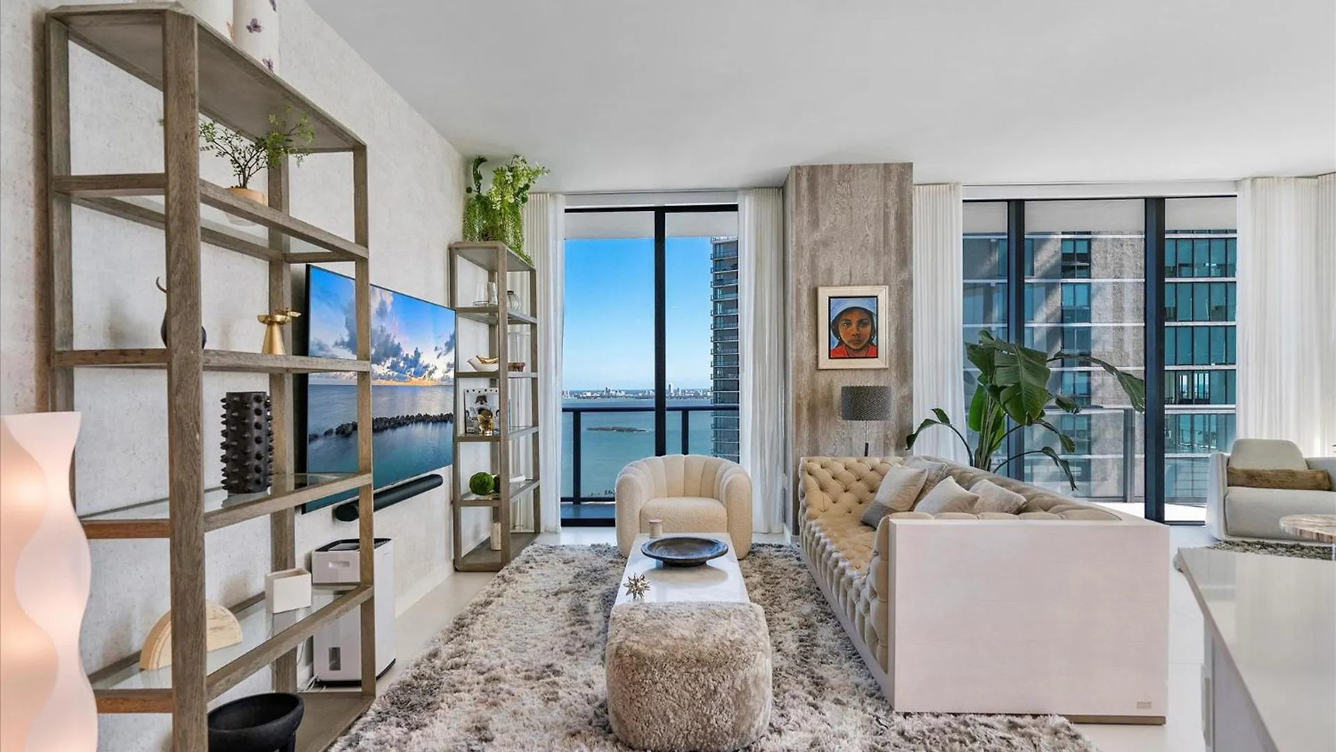Posh Ocean View Penthouse - Heated Pool, Gym, Office! 10mins *