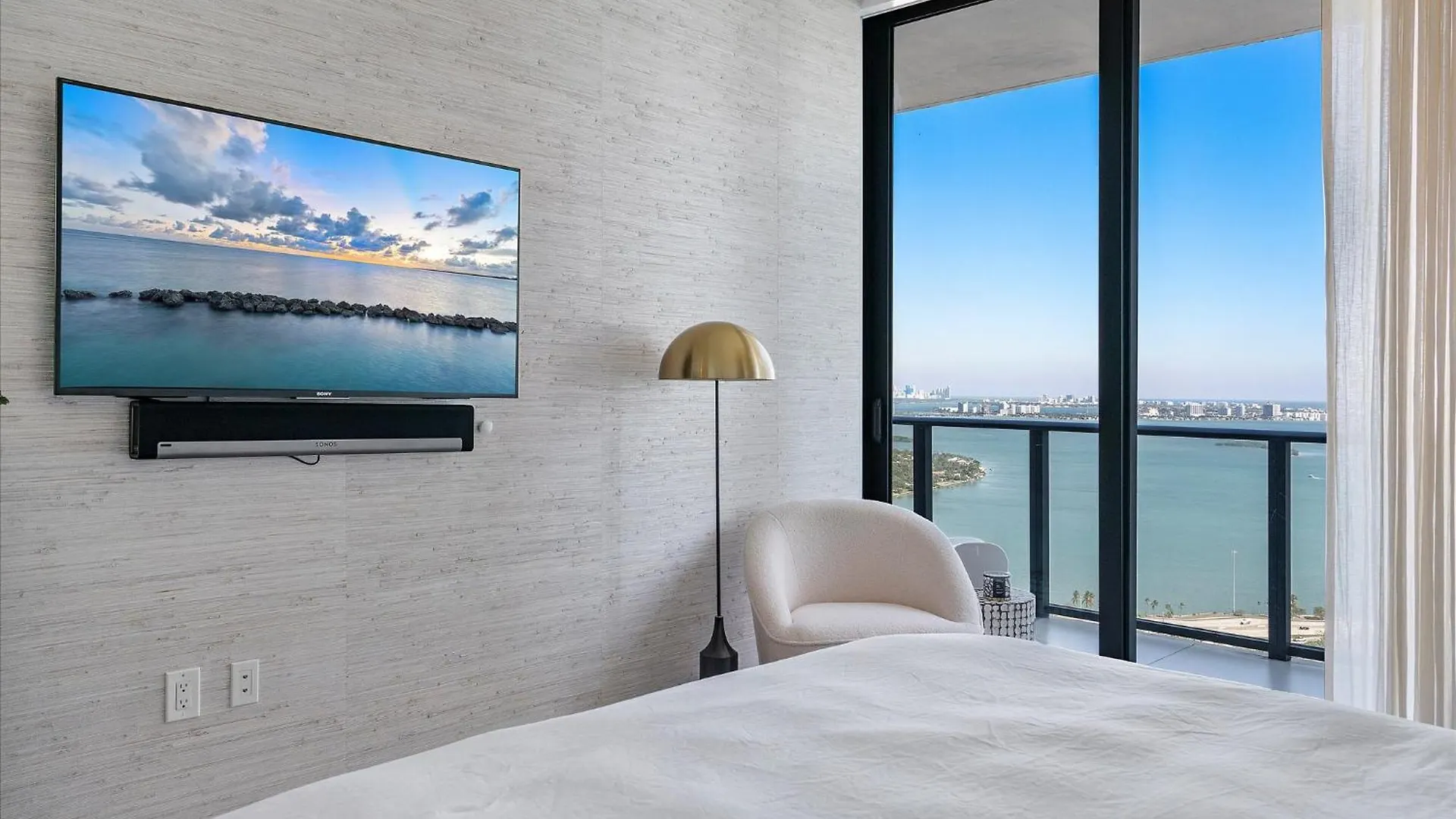 Posh Ocean View Penthouse - Heated Pool, Gym, Office! 10mins