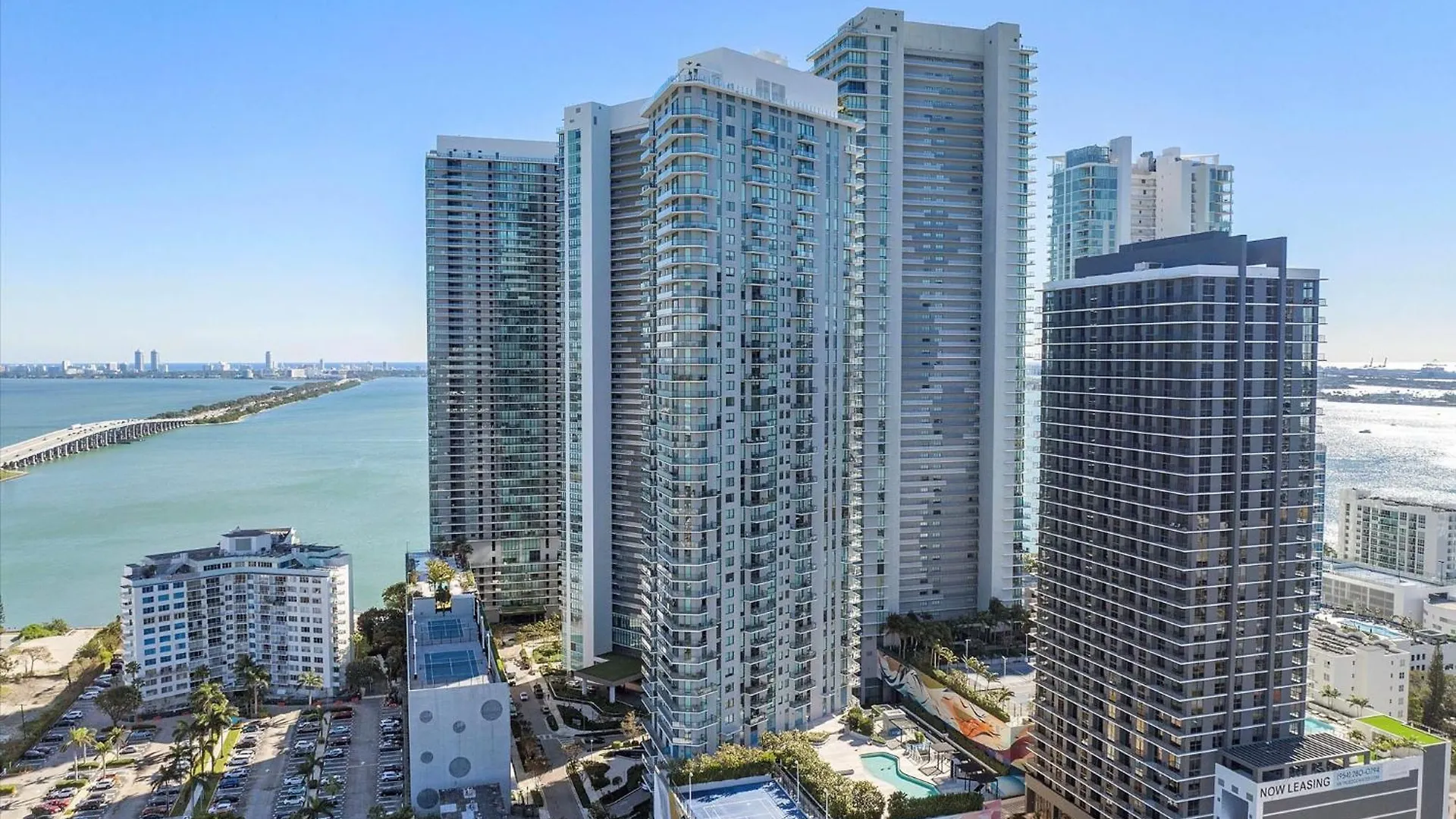 Apartment Posh Ocean View Penthouse - Heated Pool, Gym, Office! 10mins *